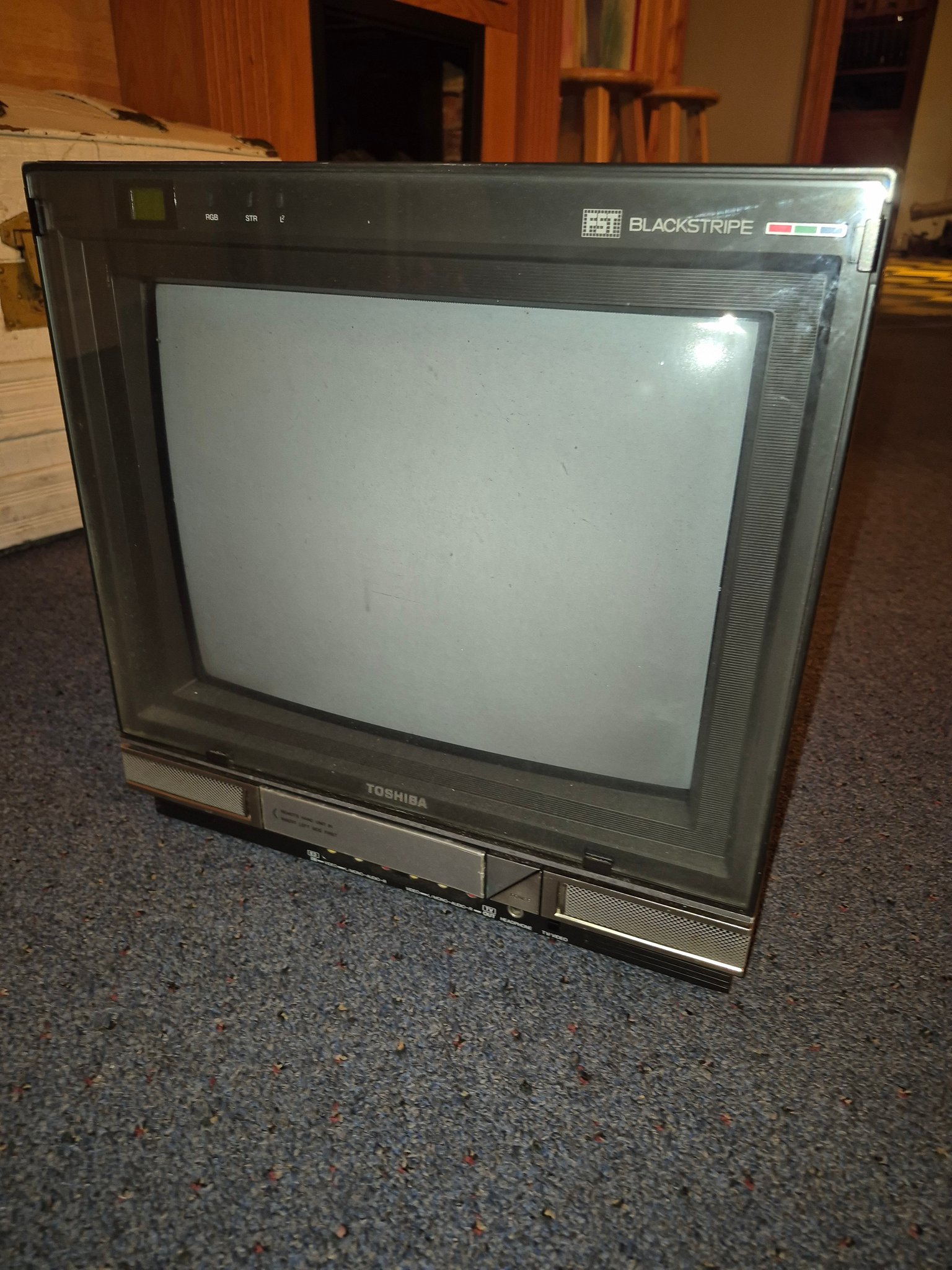 What is this old TV with many features and inputs?