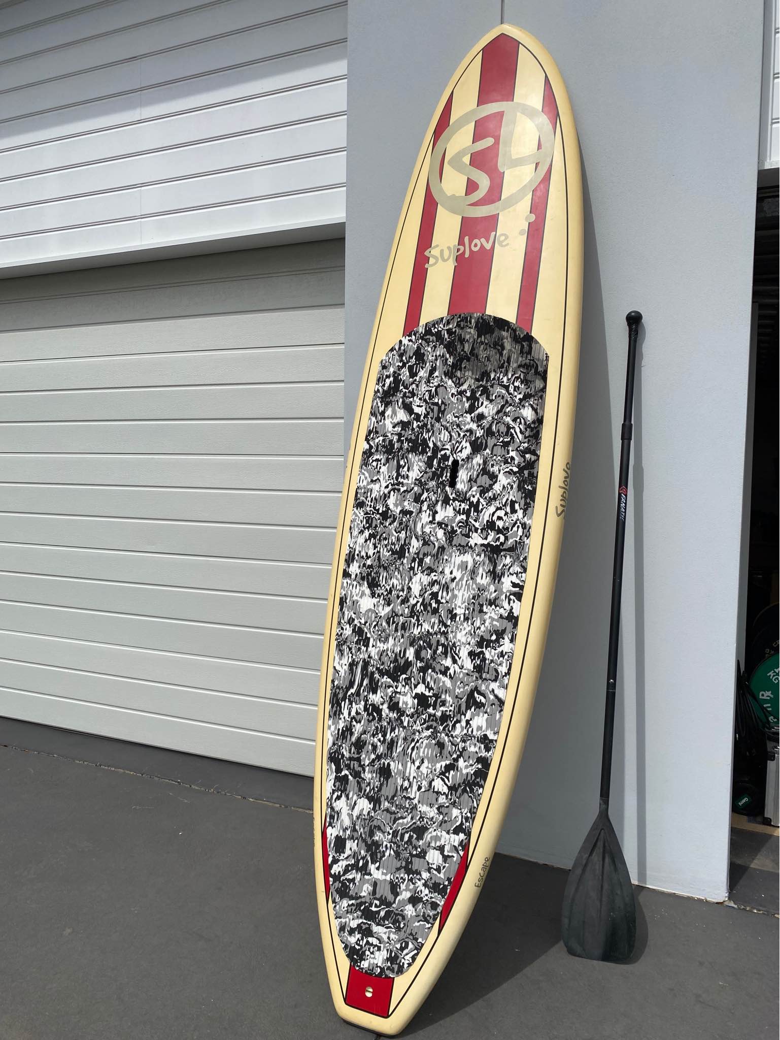 Epoxy SUP with paddle in very good condition 10'6” long 29 and