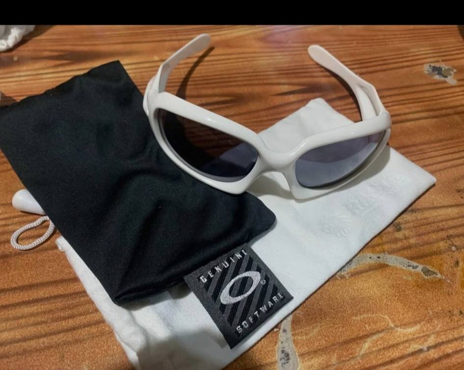 Are Oakley Monster Dog sunglasses codeless on the temple?