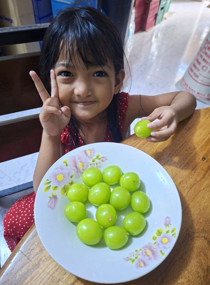Breakfast nang baby girl🍇👧 Happy... Kristina Mariz Fuster Facebook