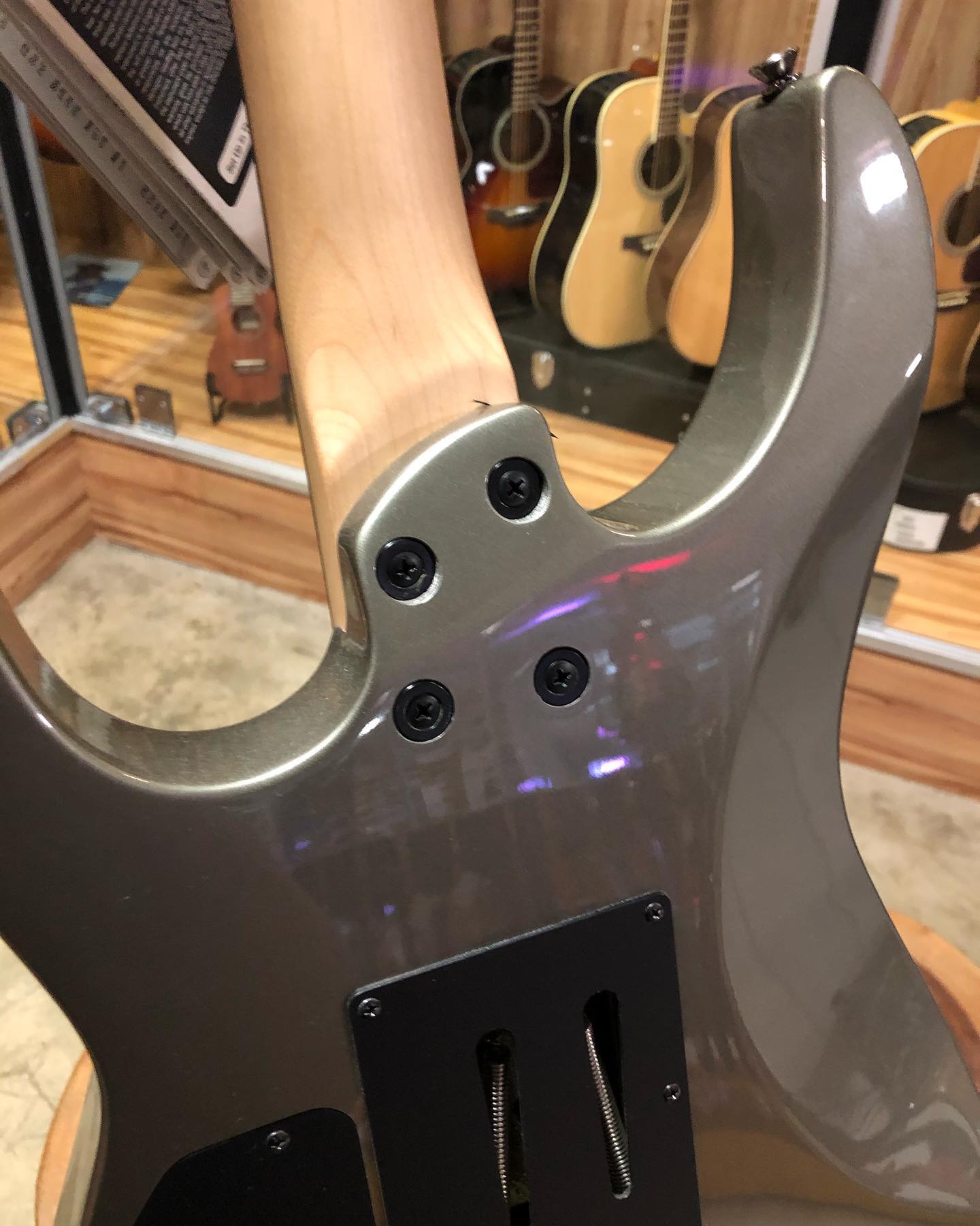 Guitarras Fernandes RVX08 Revolver Cores Disponíveis: Cinza/Verde