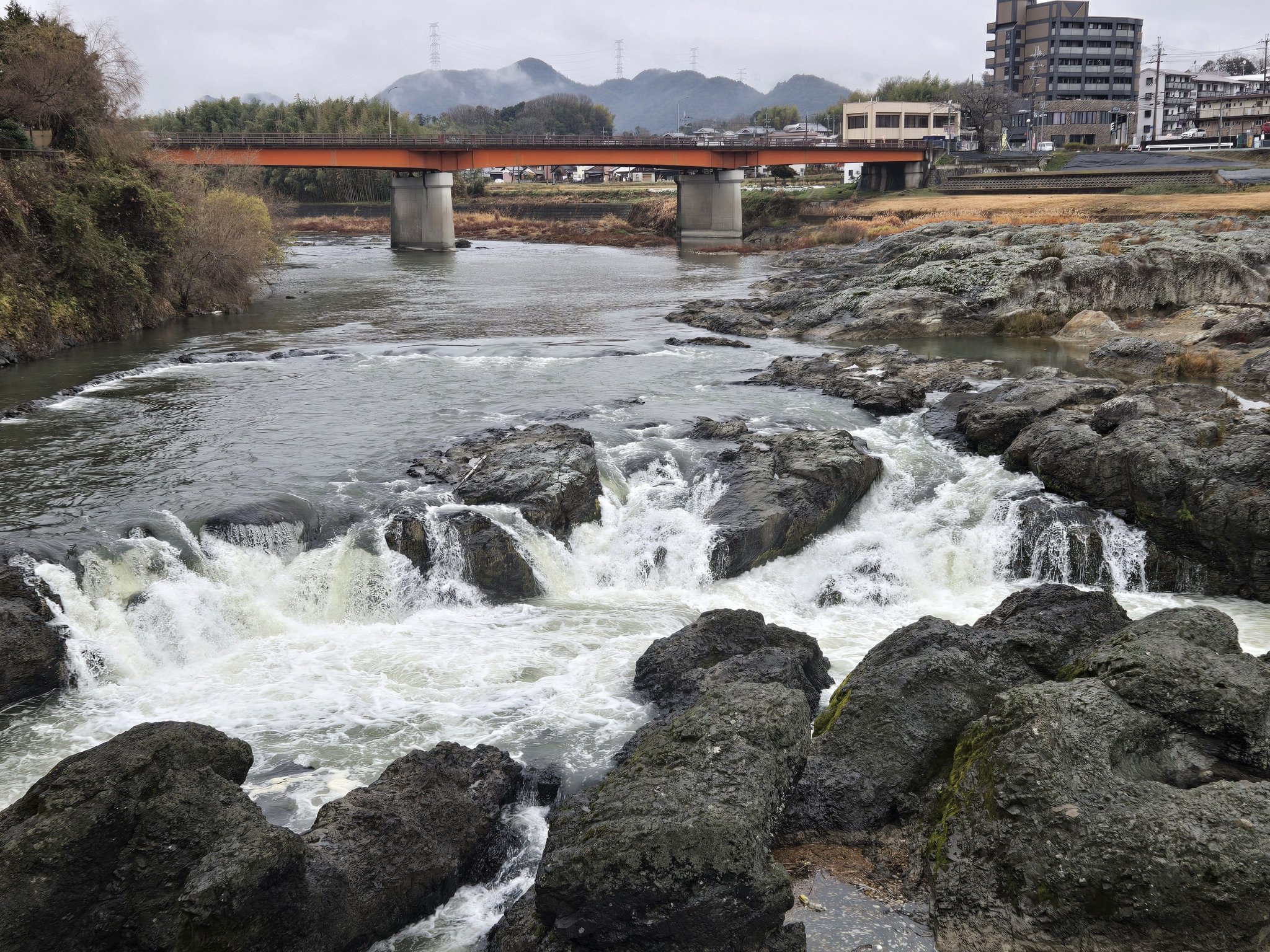 Kinya - 雨上がりの闘竜灘 12月24日も、全日、加東市の顧問先企業で労務改善会議 朝、いつも立ち寄る闘竜灘は、増水して荒々しい様も ...