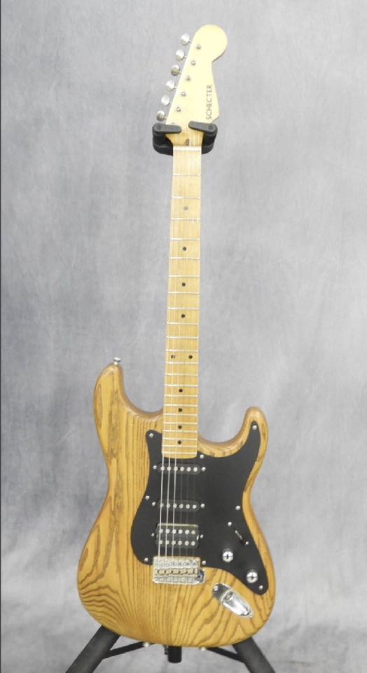 教えて下さい。 SCHECTERですが こんなロゴ実在しますか？ ネック
