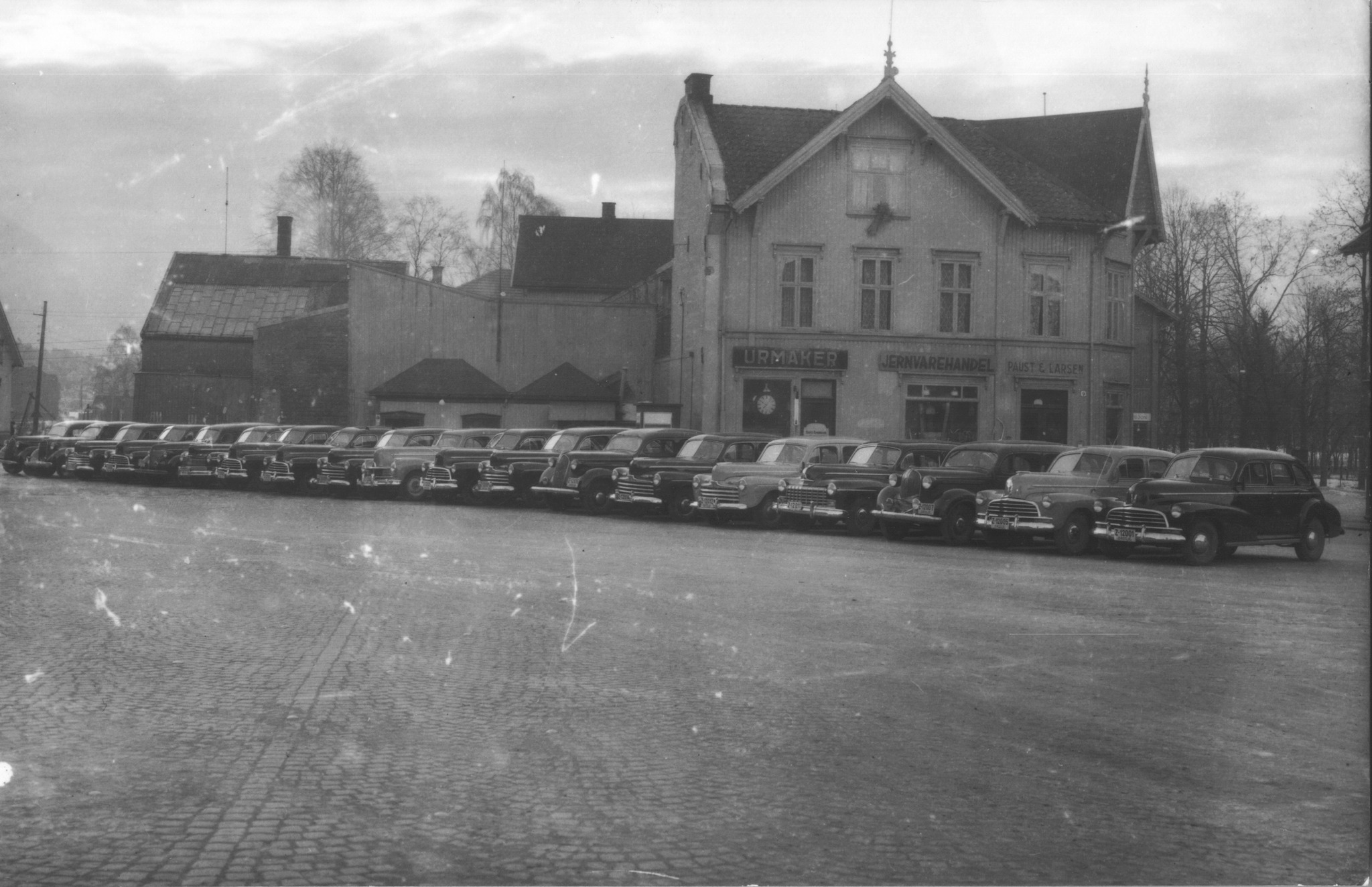 biler-i-norge-f-r-1970-bilder-og-historier-drosjebiler-oppstilt-p