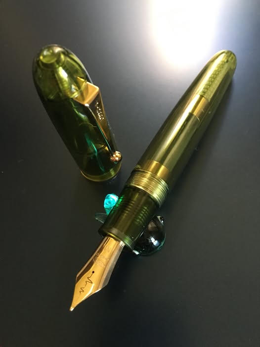 Jinhao 9019 Jumbo Fountain Pen - Fine Stainless Steel Nib, Golden Accents, No Ink Included