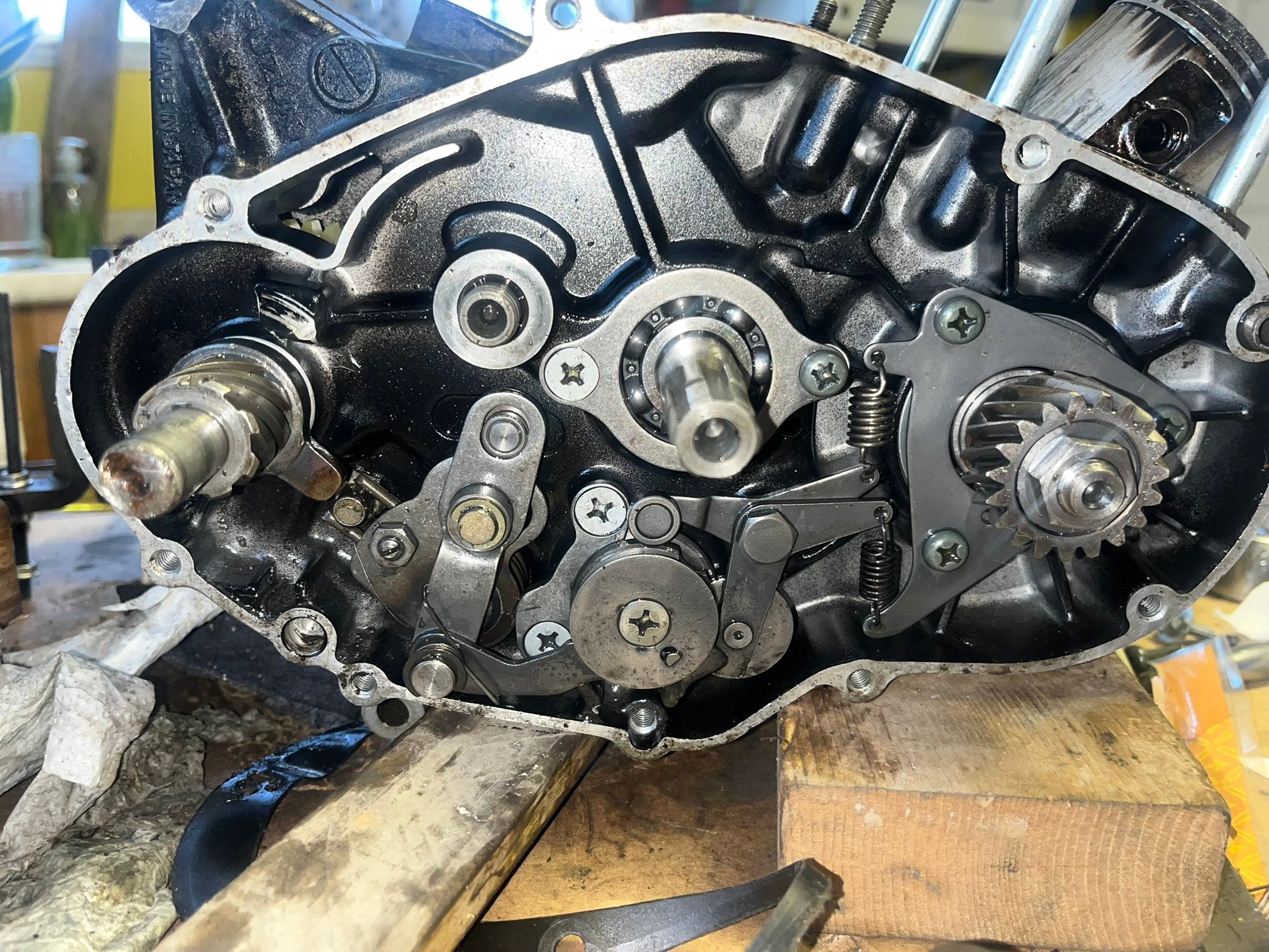How to disassemble Suzuki RM 80 case?