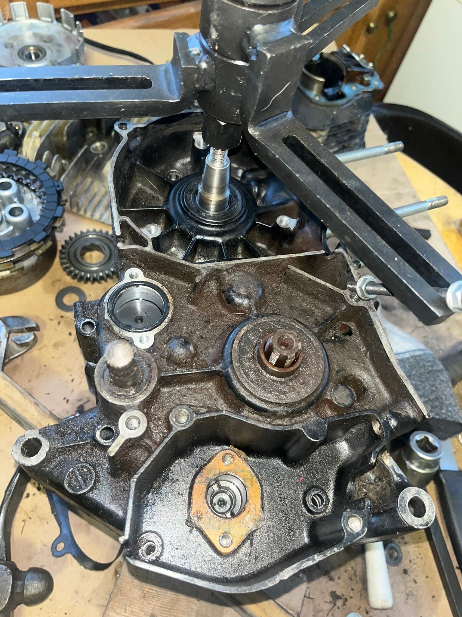 How to disassemble Suzuki RM 80 case?