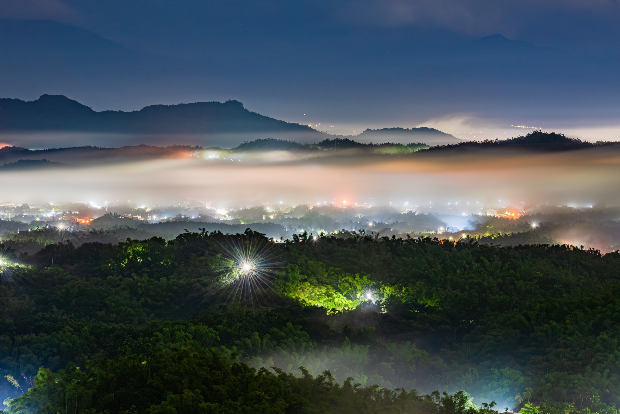 看見台灣之美 | 台南.龍崎.烏山頭琉璃夜，感謝好友來電告知出景，開車半小時的路程，還好有拍到 | Facebook