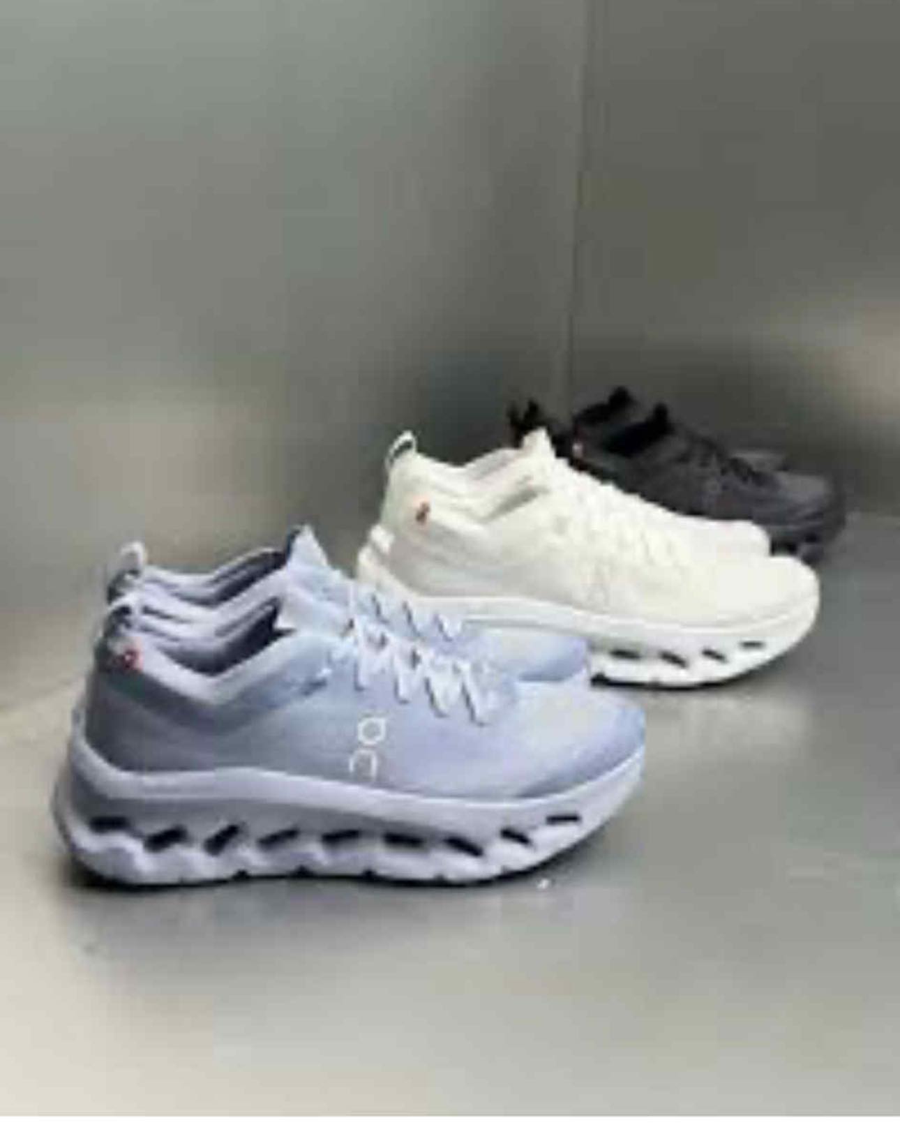 On cloud Sz us 6.5 23.5 cm. ❌Sold❌