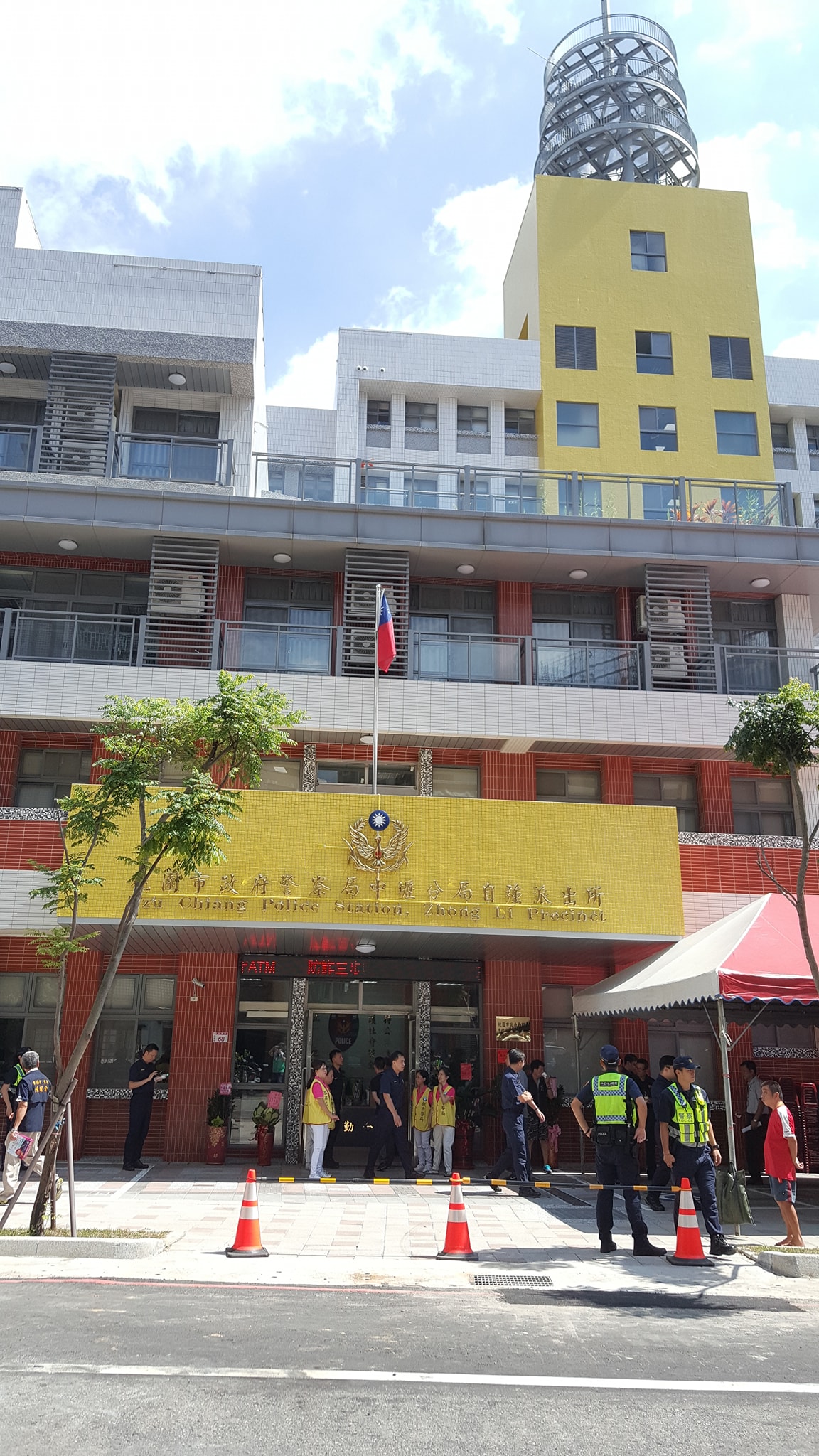 我是中壢人 桃園交通裁決處及自強派出所今日啟用 桃園市政府交通事件裁決處將自108年7月15日起搬遷至內壢自強立體停車場 中壢區強國路68號 7 8樓 繼續提供市民朋友們優質 便利的服務 裁決處新的辦公廳舍鄰近內壢車站 周邊交通極為便捷 聯絡電話 傳真維持不變