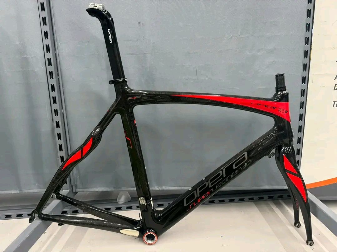 I offer for sale a frame Pinarello Opera. The frame is in a