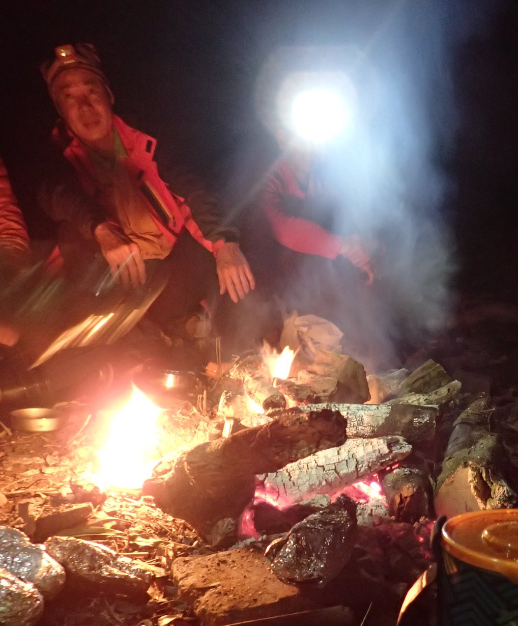 中華民國山岳協會山野安全教育中心 - 三月的晚上微涼，棉花糖、咖啡、烤魷魚等戲碼，交錯在夜晚分享的課程中。 | Facebook