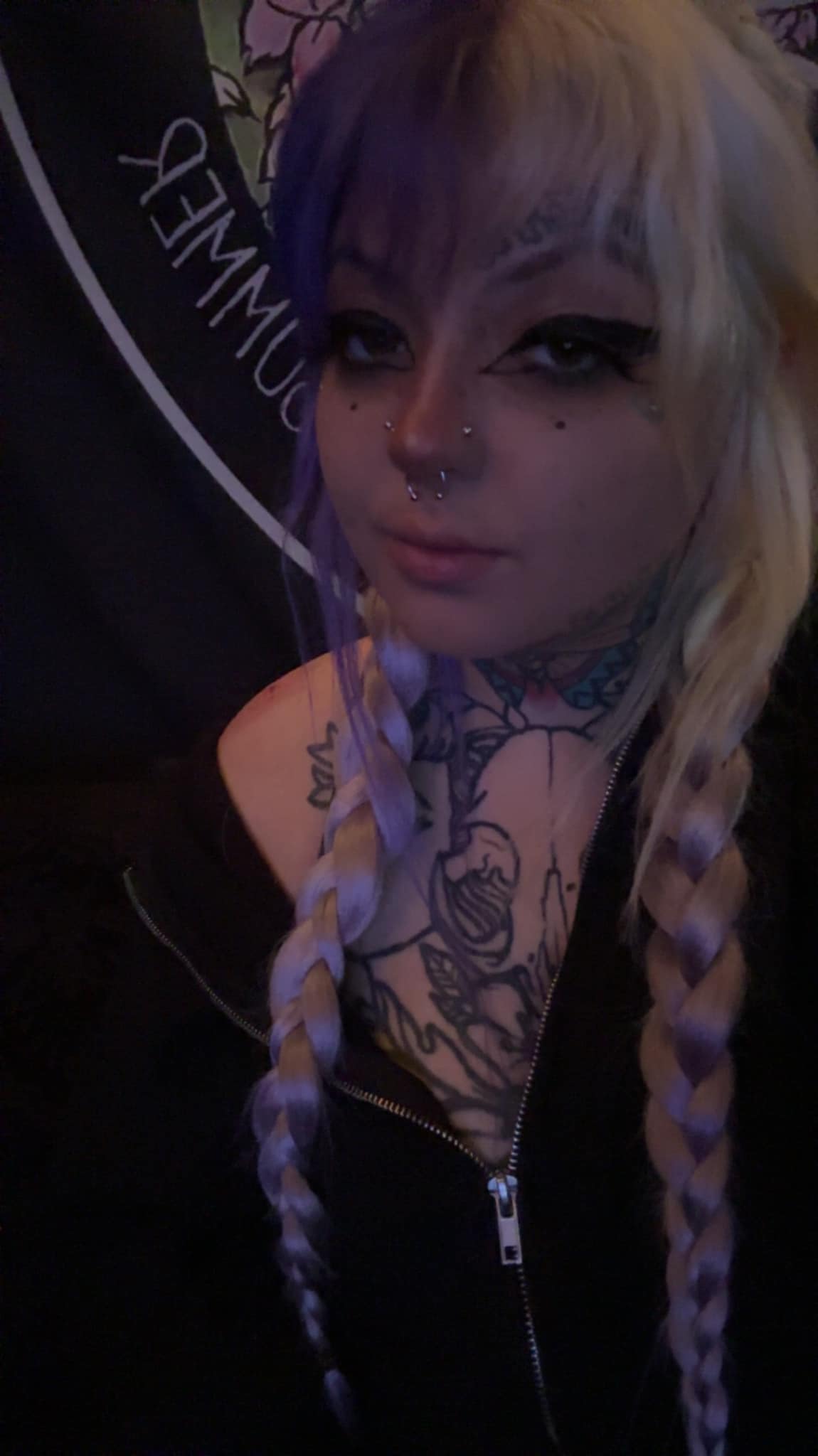 comment a purple emoji ☮️👩🏻‍🎤💟 | Zhavia
