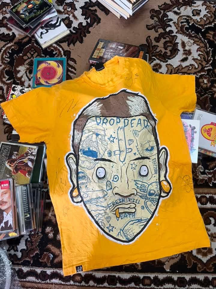 Authenticity of Bring Me The Horizon signatures on Drop Dead shirt