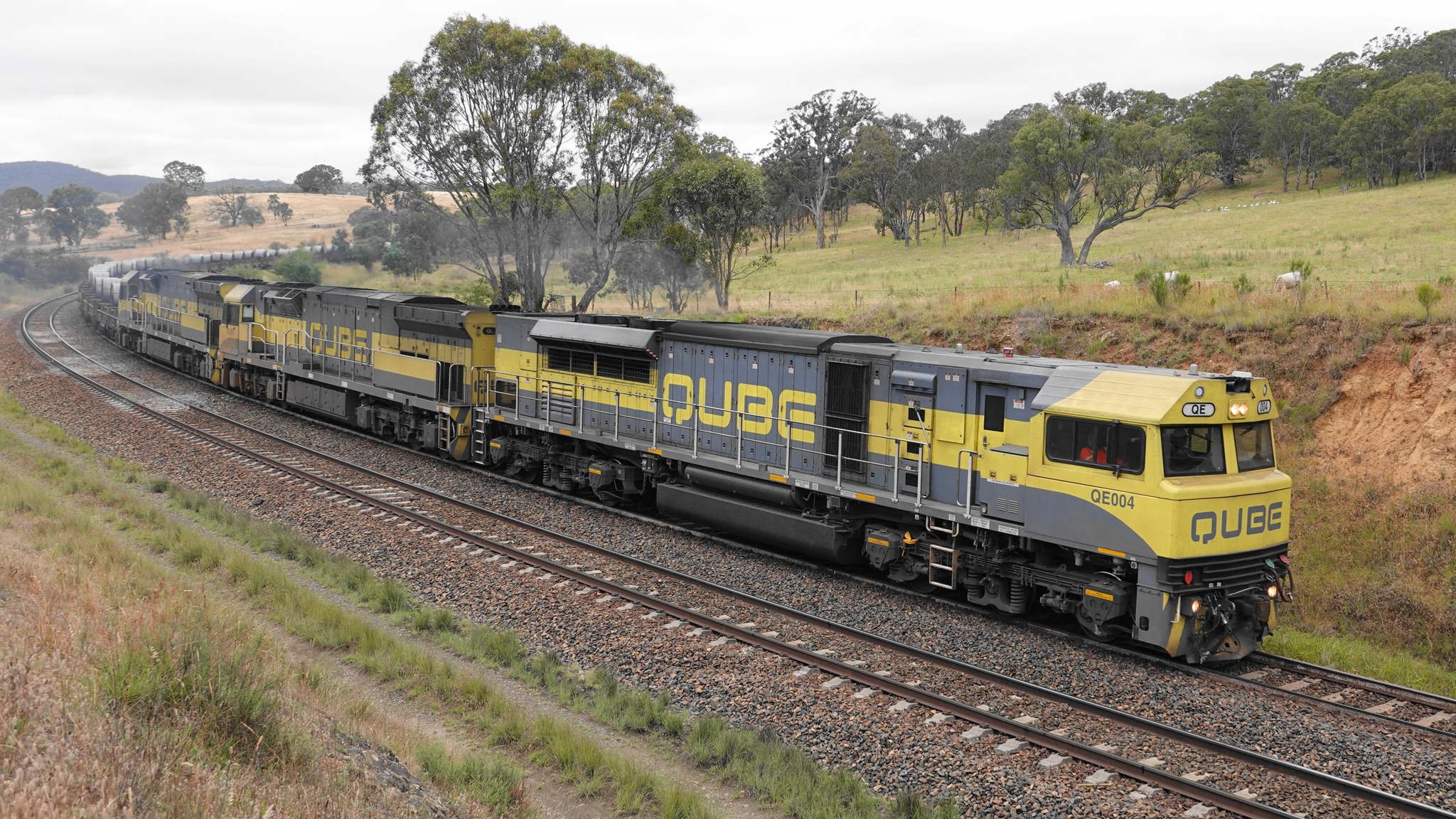 NSW Railways - Past and Present | Giving it some throttle as they climb ...