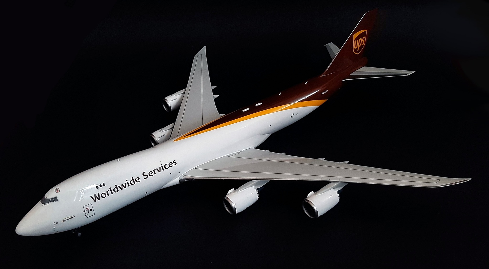 Boeing 747-8 in 1/144 scale made by Ian Steloz. Great work.