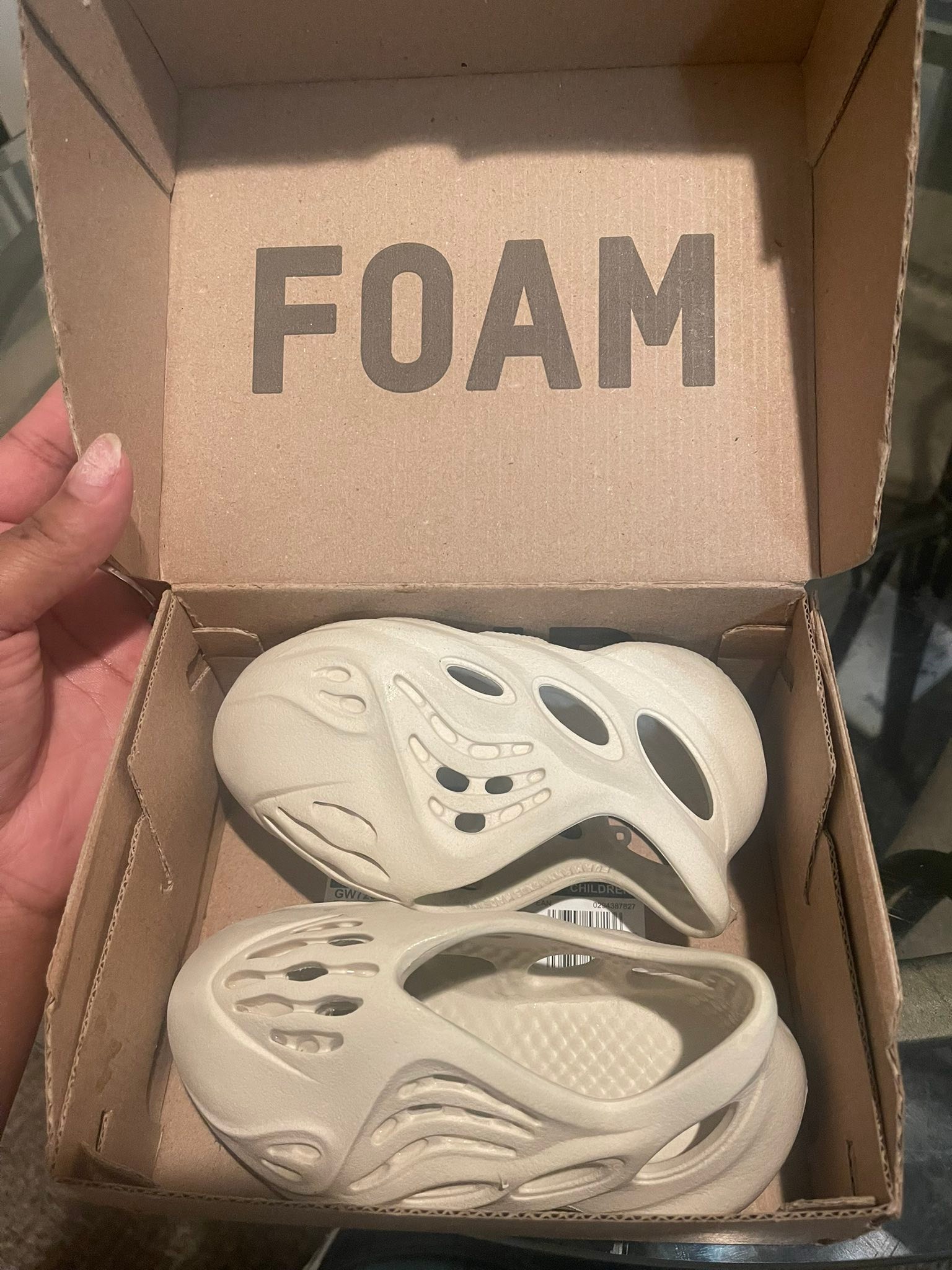 yeezy foams size 6c for sell $65 FOAM 1E 1ب |P 03вас08 EAN 已利限 