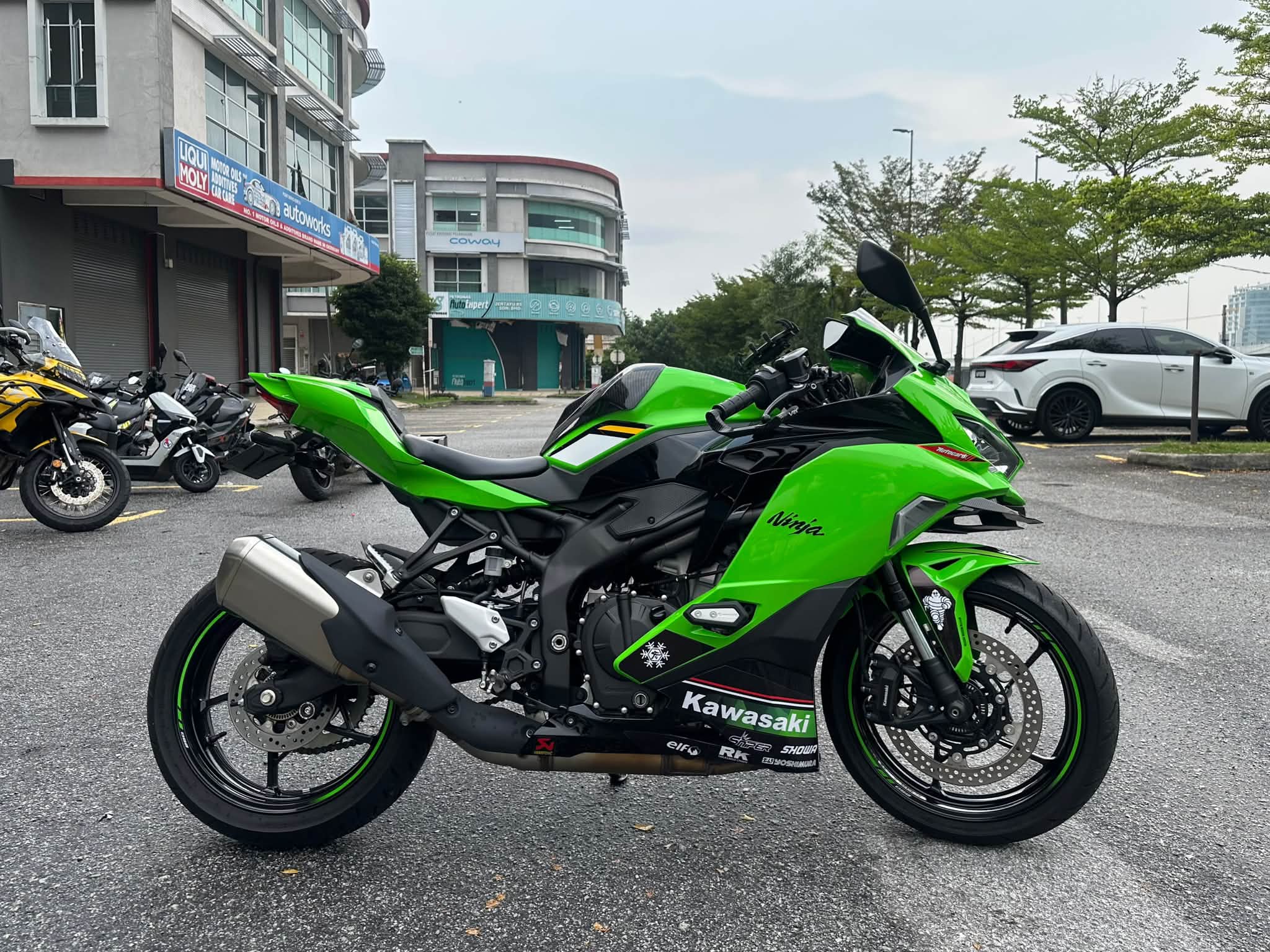 2025 Kawasaki Ninja ZX25R SE 4inline Like New Factory warranty