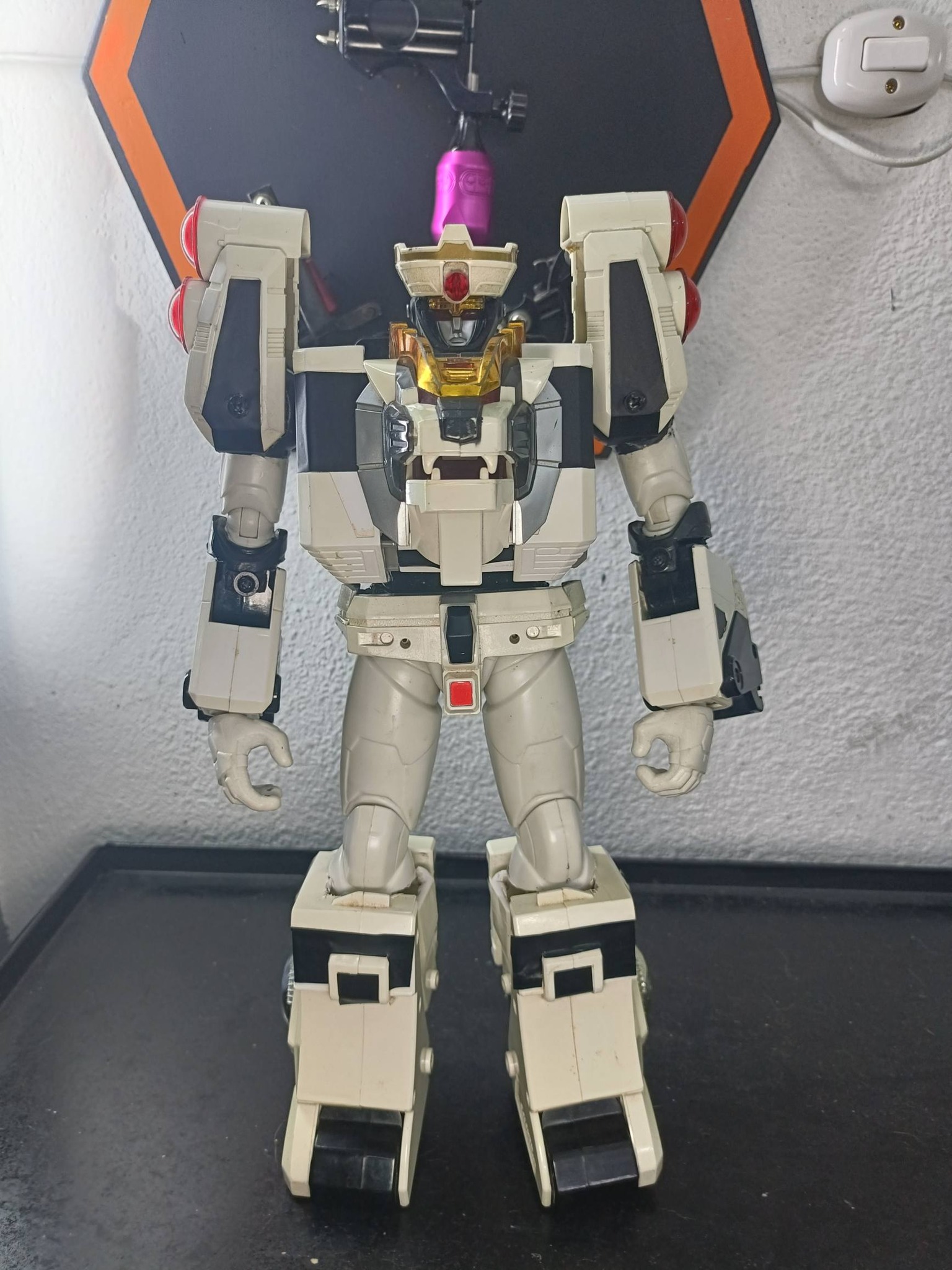 Custom 1994 Bandai Tigerzord with added articulation