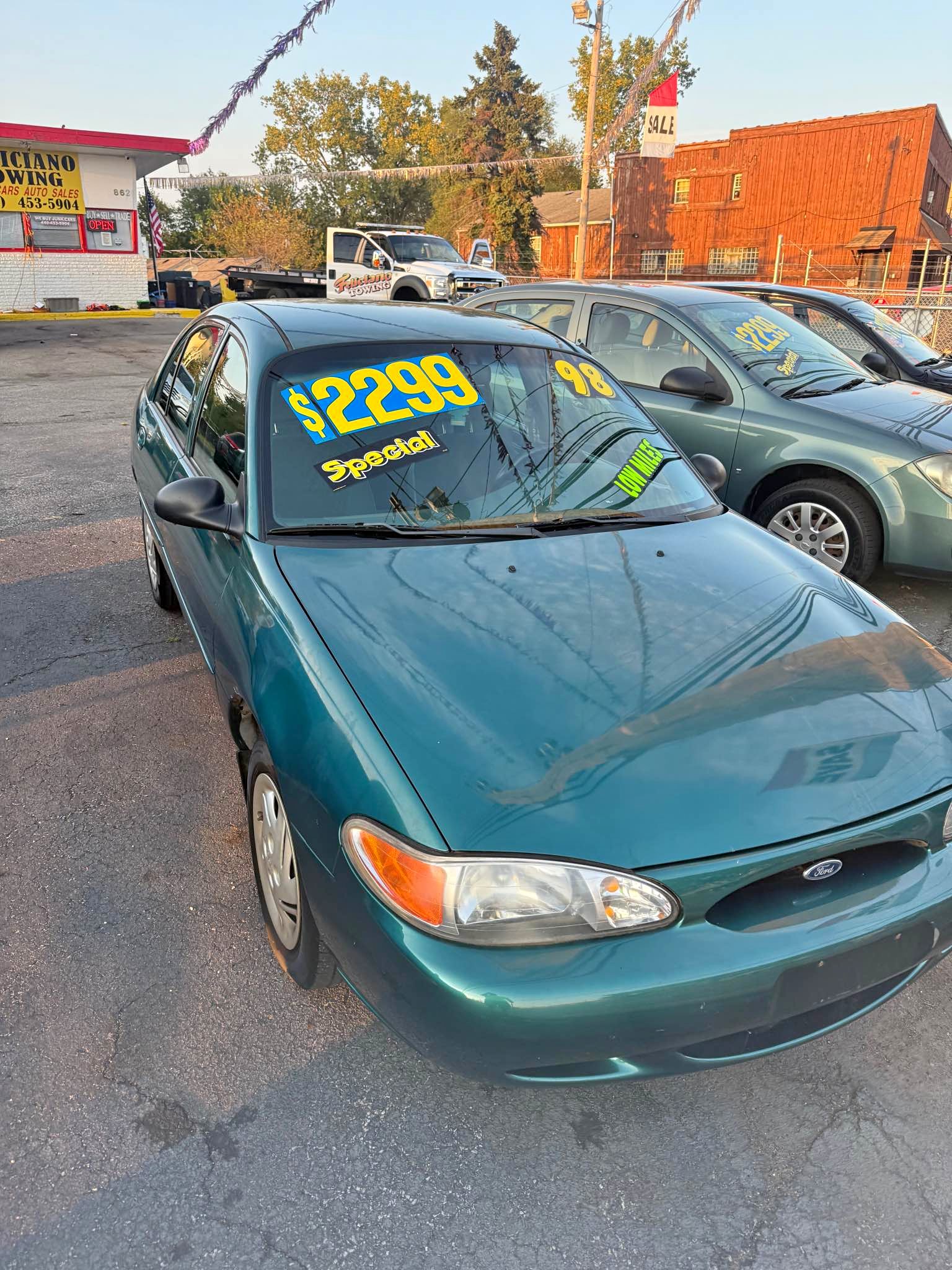 Ford Focus 1998 Hatchback (1998 - 2005) reviews, technical data, prices