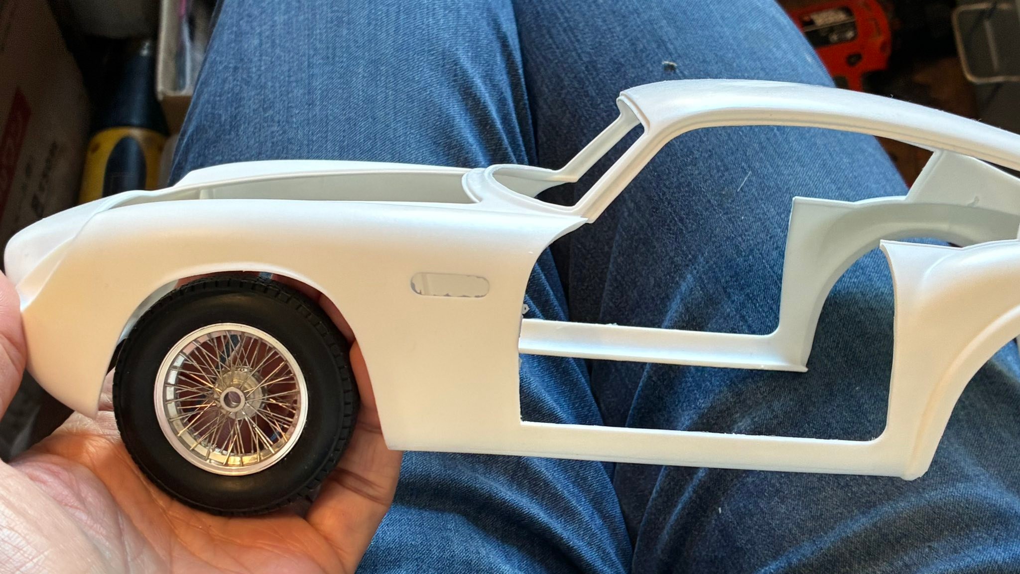 修行始めてます モデルファクトリーヒロ 1/12 アストンマーティン