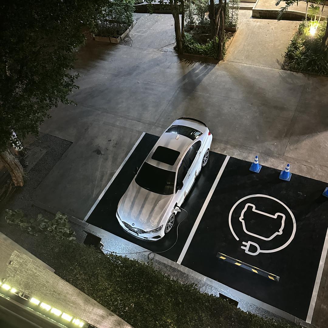 DDCAR - 來自泰國飯店內的充電車位 是一台 PHEV BMW 330e ！ （各國電動車觀察 歡迎讀者投稿🤣）... | Facebook
