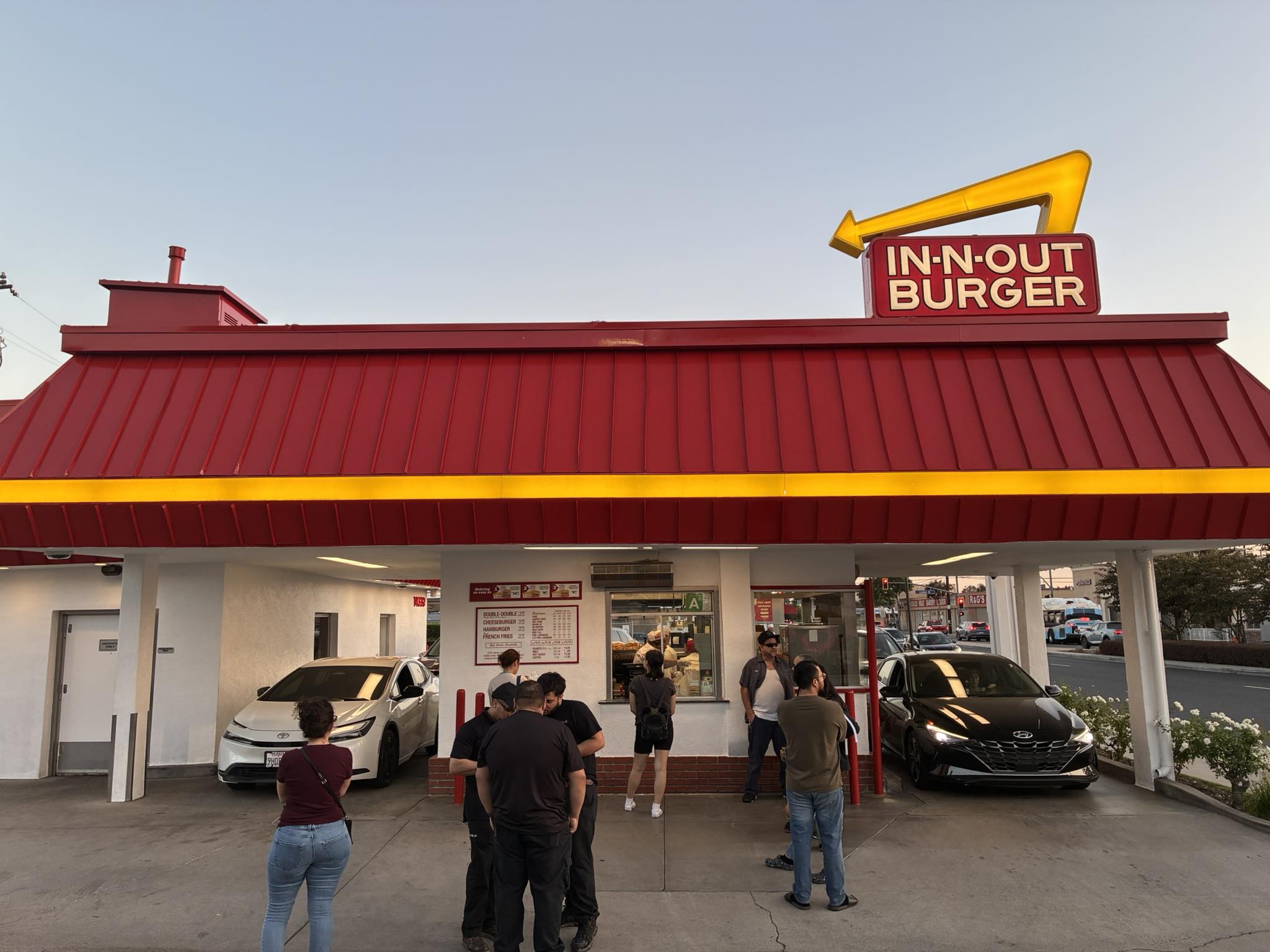Love the old fashion walk up and drive thru location in Norwalk, Ca.