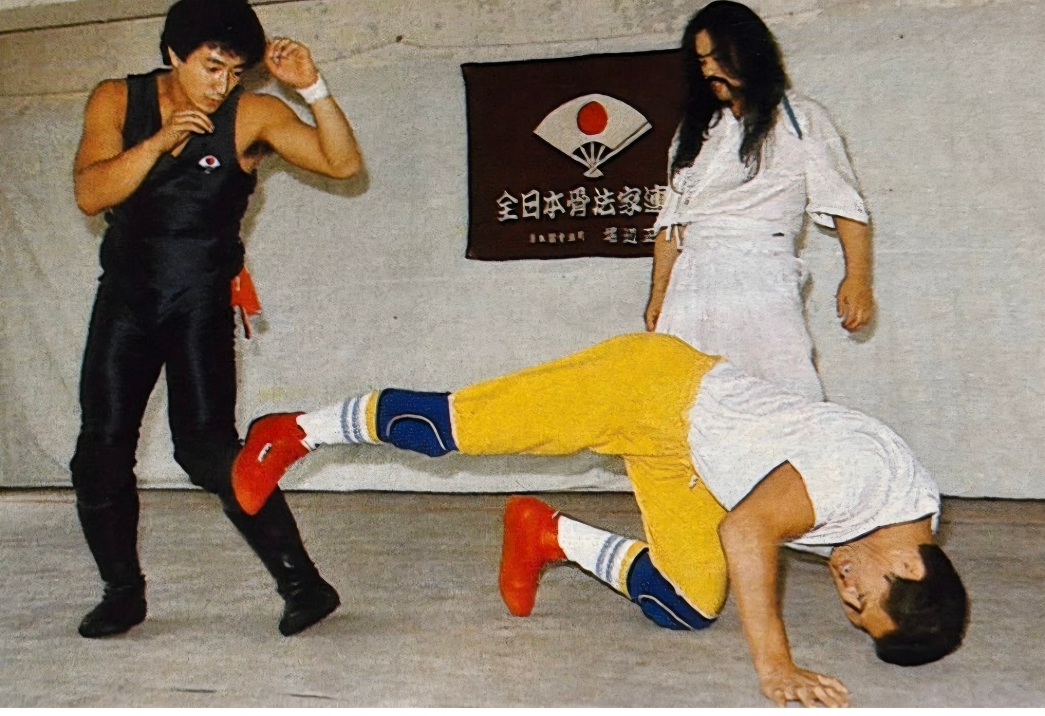 なつかしの昭和平成♡投稿ランド♡ | 1986年9月堀部正史から骨法の指導を受ける猪木 | Facebook