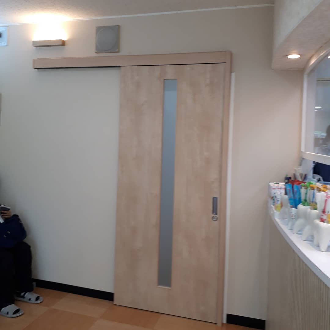 桃原建材 病院の片開の扉を自閉式の片引き戸に改修工事しました 上のレールが少し斜めになっており 扉の自重で自動に閉まる扉です 永大産業の アウトセット引戸 Facebook
