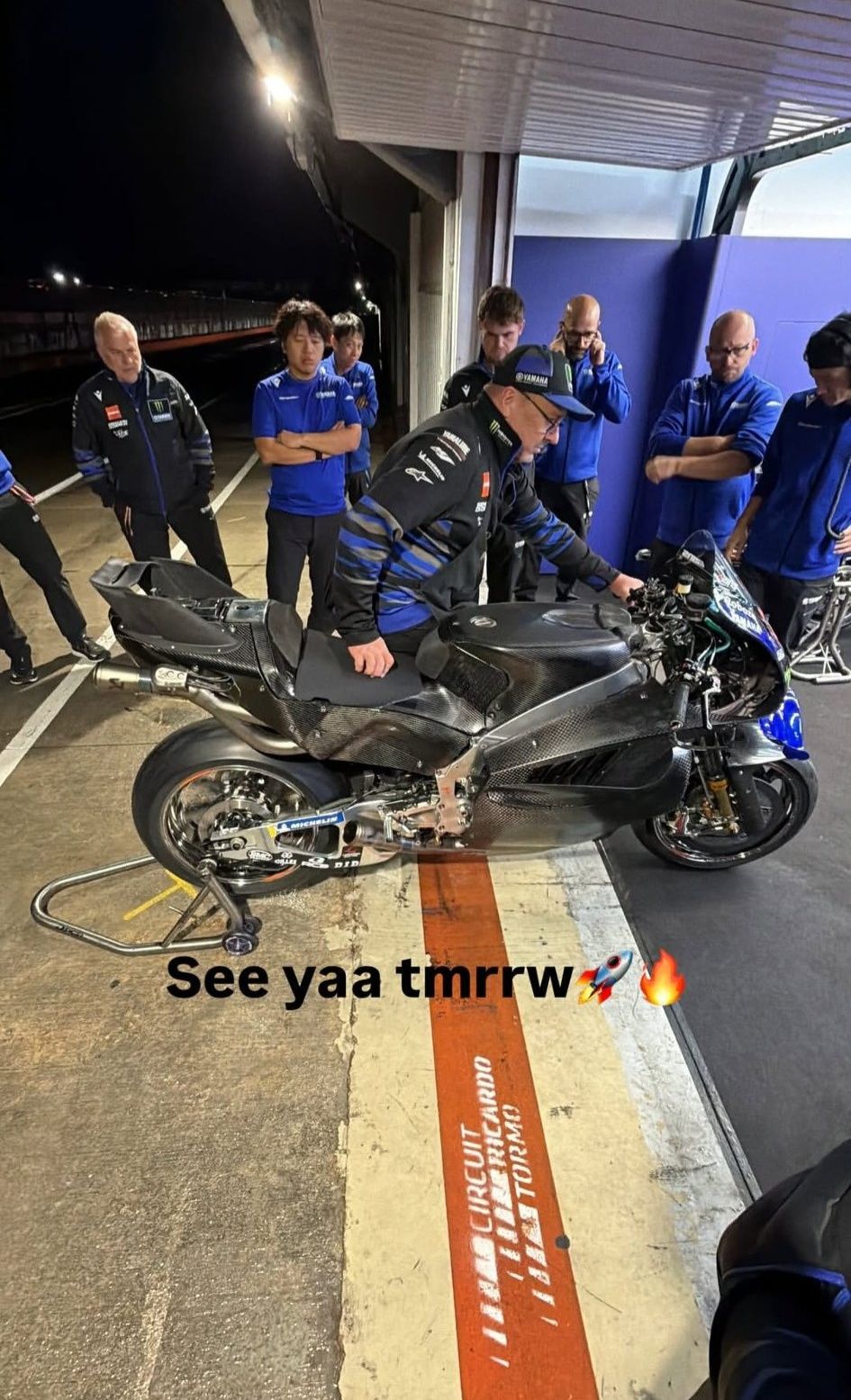 Pop - บรรยากาศหน้าพิทของ Alex Rins กับทีมงาน Yamaha ที่กำลังล้อมรถ ...