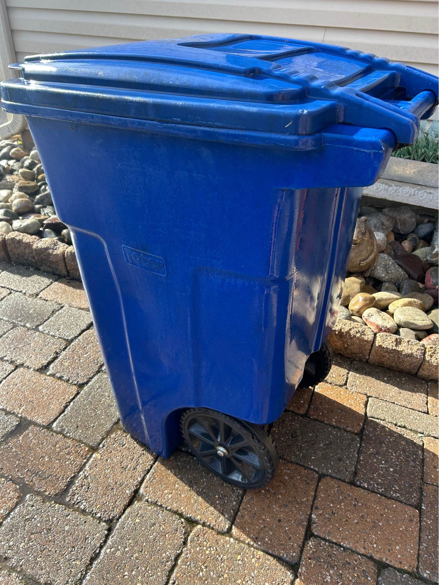 “Toter” 48 Gallon “Recycling” Trash Can (w/attached lid on wheels ...