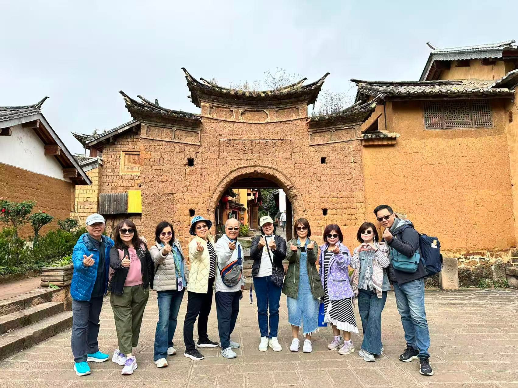 跟著微風車隊去旅行 | 今天在昆明長水機場分別送機三團微風雲南團共50幾位台灣朋友，每團都是開心滿滿，我認為只要接待方履行承諾 ...