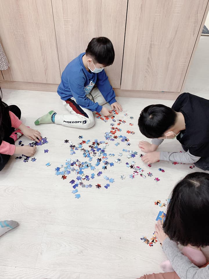 菲樂米學園 分工合作的拼圖遊戲比賽 讓孩子們更有團體參與概念 不管誰是冠軍 在參與合作的過程中才是最美好的哦 Facebook