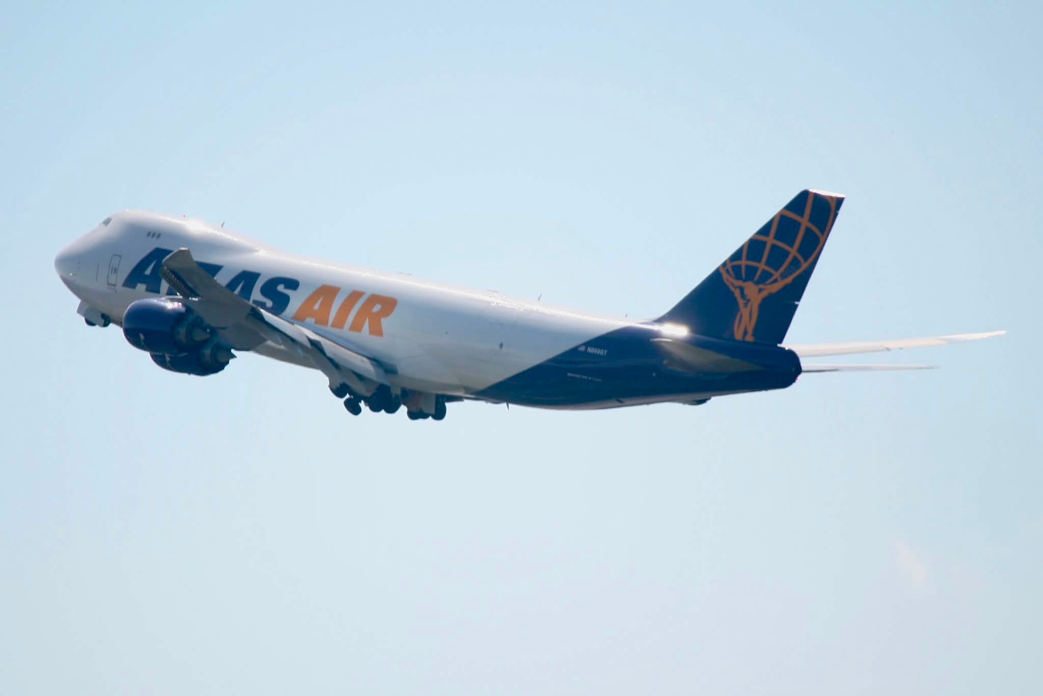 JA714A（登録記号）ANA・全日空 Boeing 777-200。雨の札幌新千歳空港
