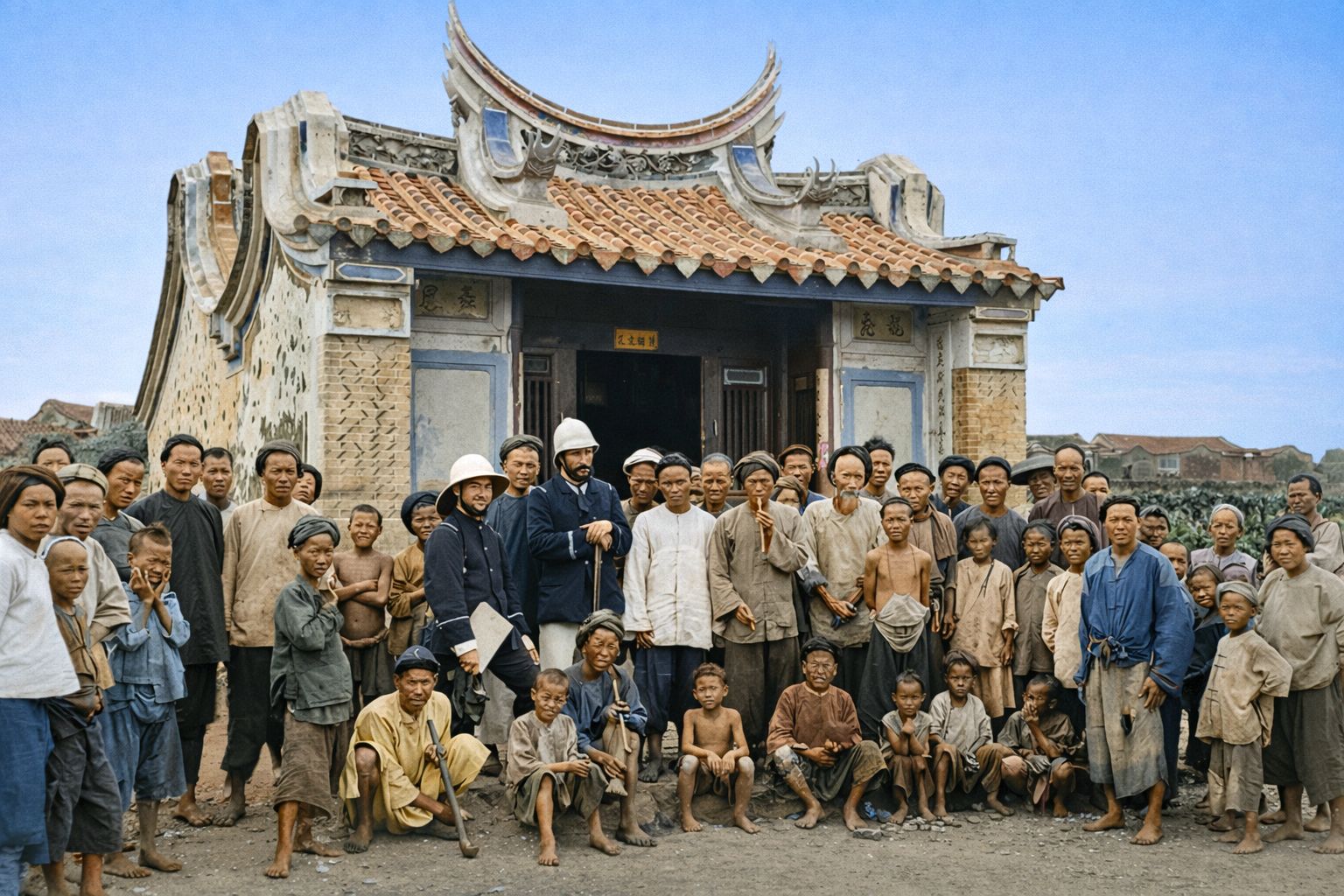 Ting Fu - 1885年清法戰爭，法軍於澎湖文澳城隍廟與居民合影。 清法戰爭將台灣和澎湖捲入了國際衝突，使其成為關鍵戰場。法軍為迫使清 ...