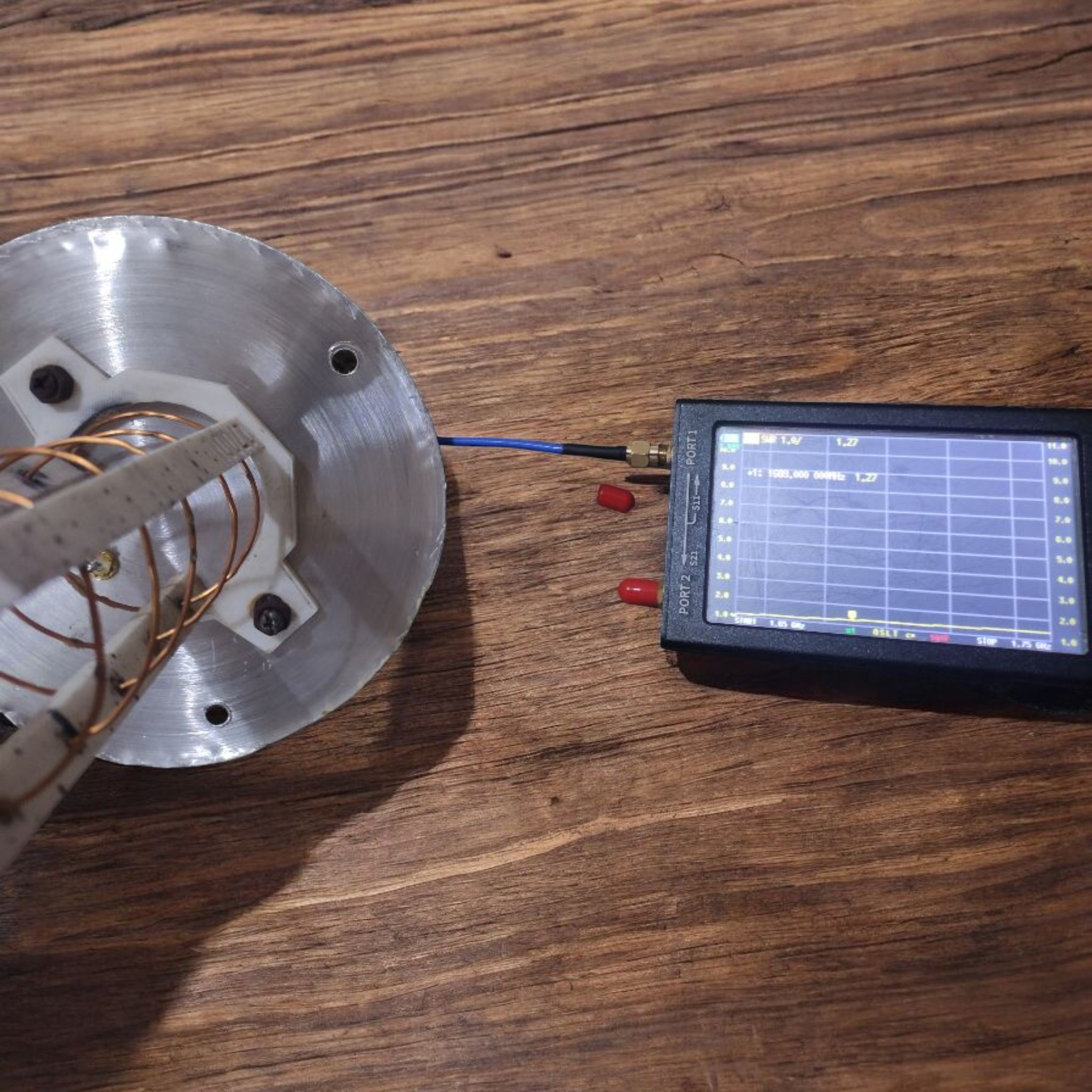 Low SWR helical 1.7 GHz feed setup