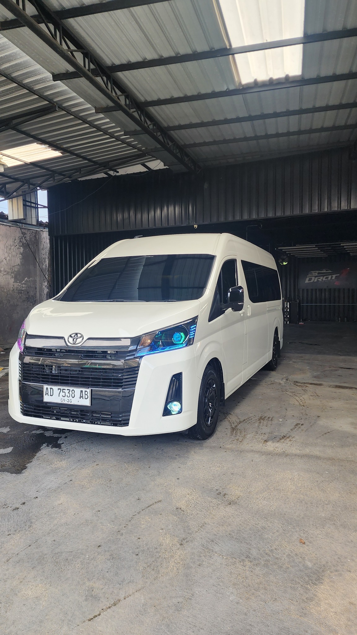HIACE INDONESIA ( HI ) | Custome interior hiace premio armada dri KING ...