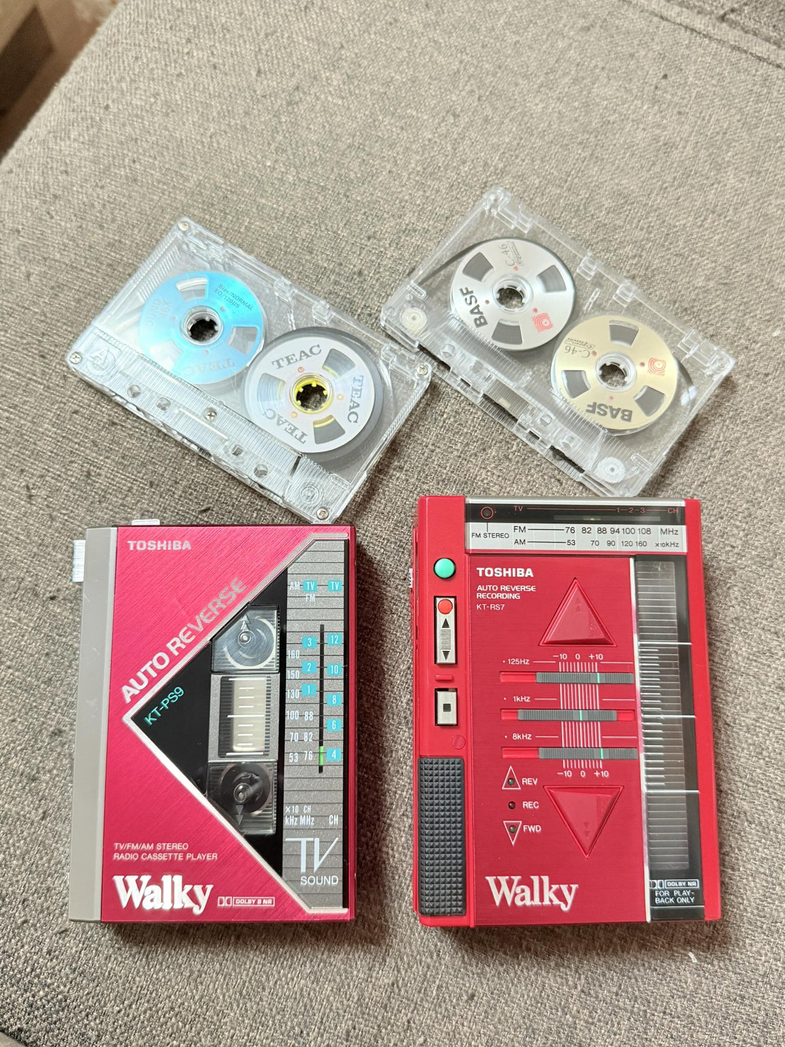 Toshiba KT-VS1 walkman vs Sony WM-2
