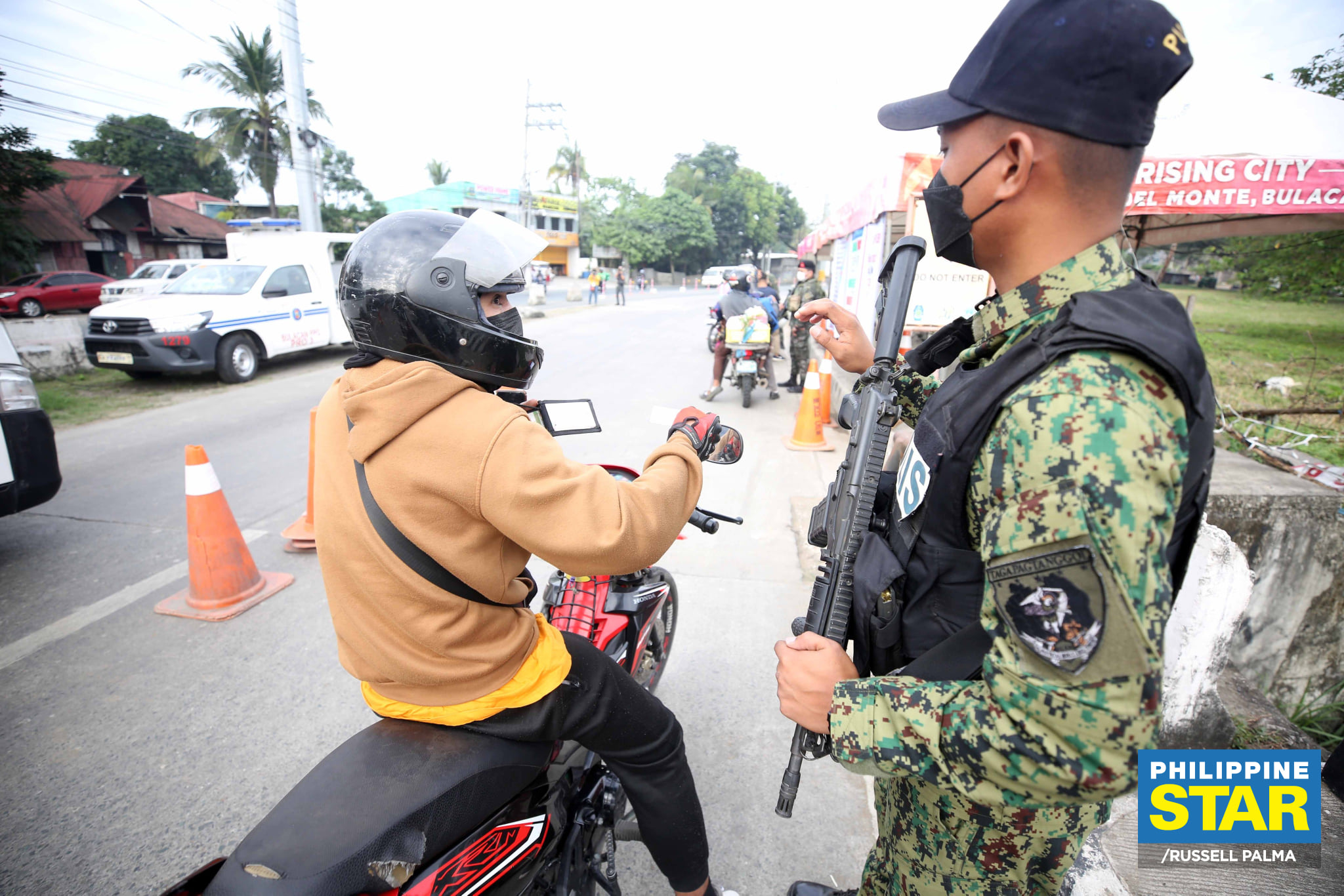 Philippine - Members of the Philippine National Police guard the ...