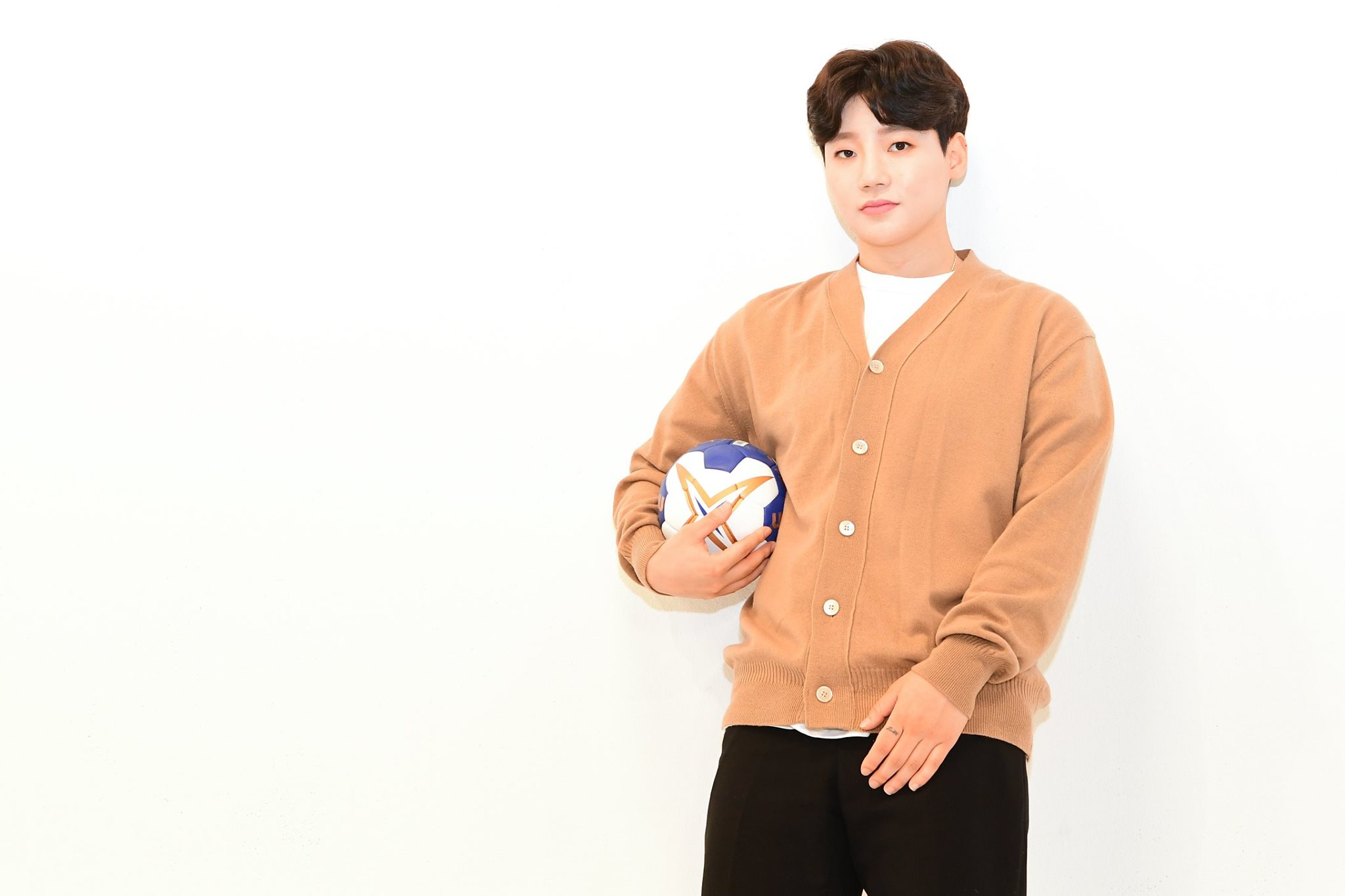 ⭐우 윳 빛 깔 조 하 랑⭐ 핸드볼매거진 43호 표지모델... - 핸드볼코리아(Handball Korea)