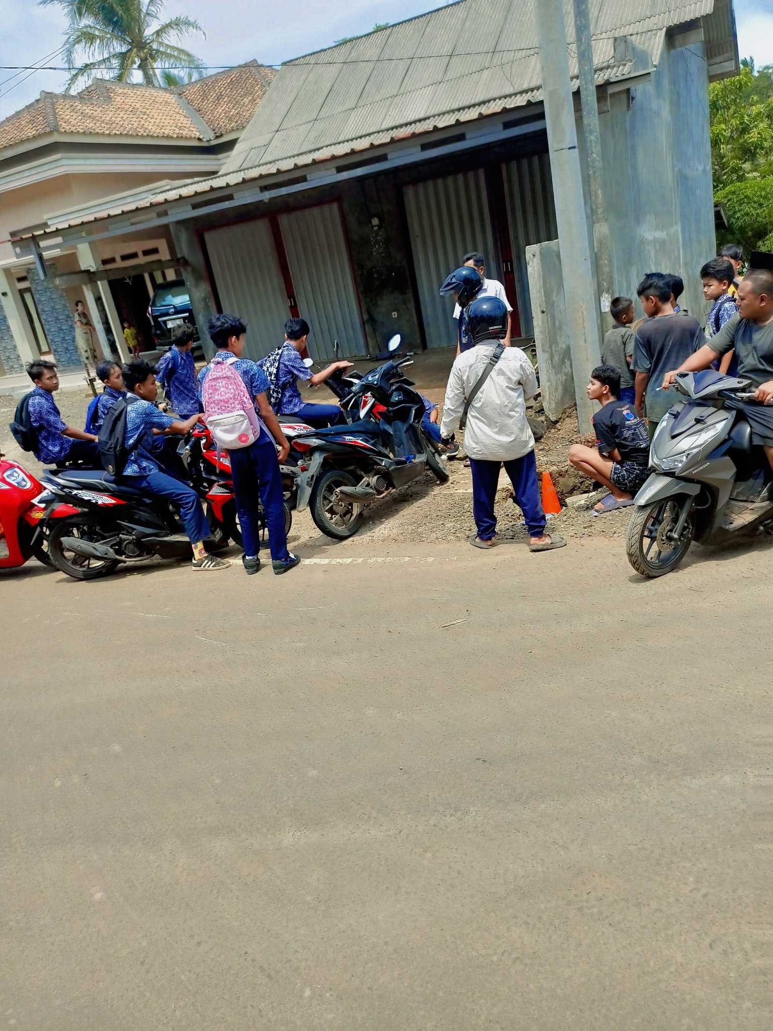 Dede Hidayat - Apal kaka geh ceng, motor aceng bedas... | Facebook