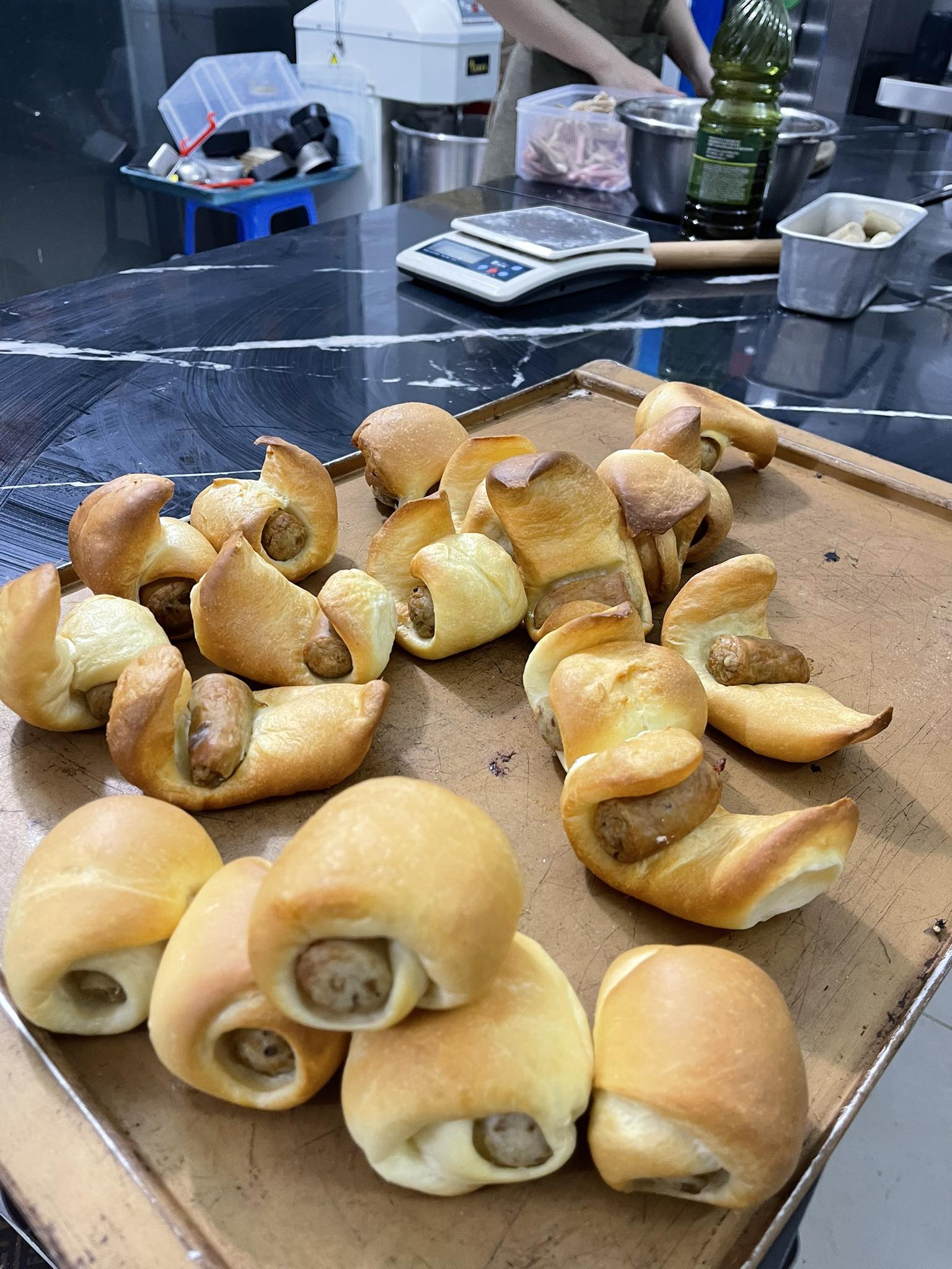 Đỗ - Bánh bà chủ làm đó các bác ạ. Xấu hổ vãi, há hết cả mỏ ra. Bình ...