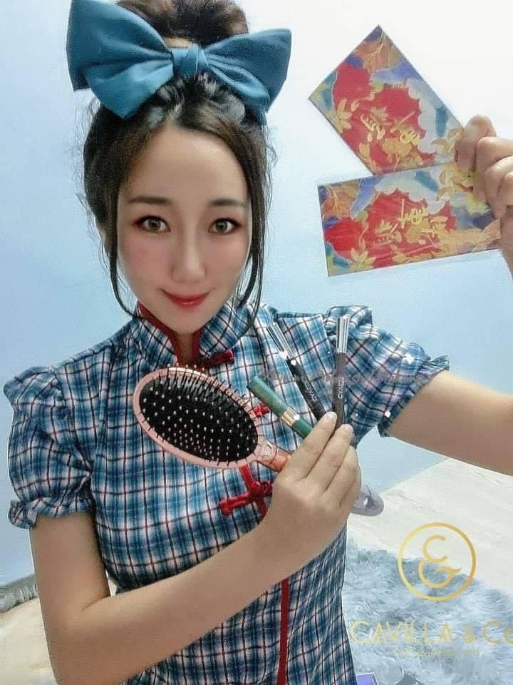 Cavilla爱美日记 - 🌸美女实拍📷 这几天收到新春礼袋 记得要报喜哟 #Cavilla爱美日记 #限量2000份而已 | Facebook