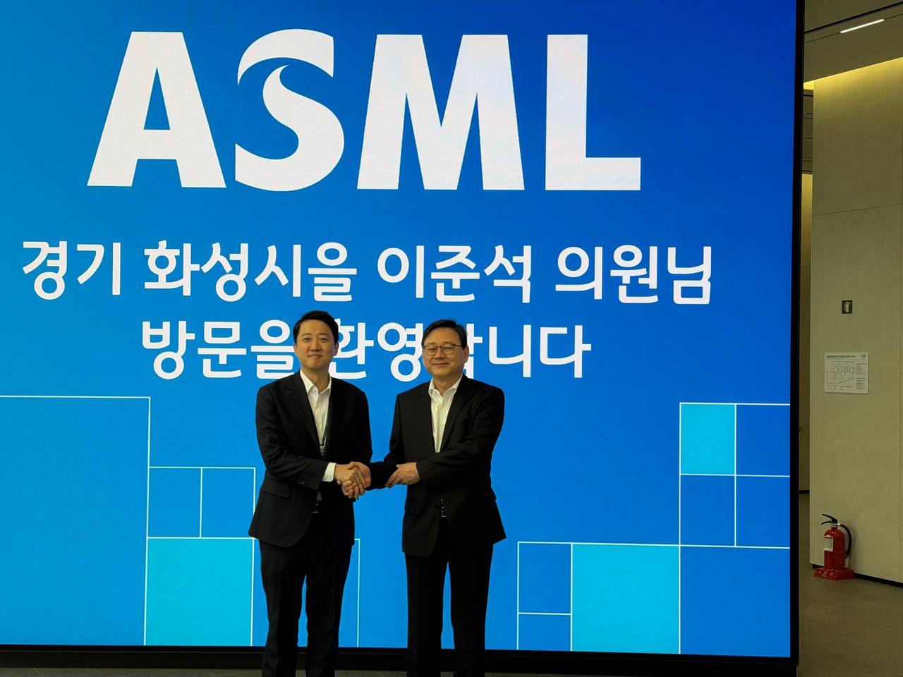 이준석 - 오늘 ASML 화성캠퍼스를 방문했습니다. ASML은 전 세계 유일의 EUV(극자외선)... | Facebook