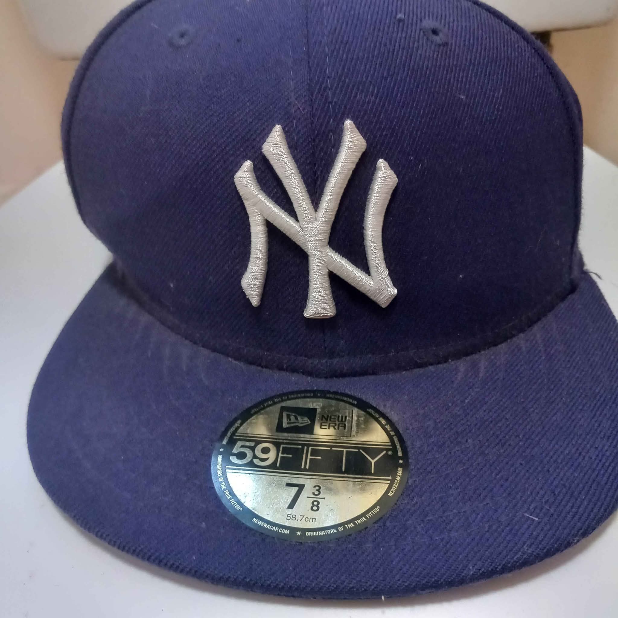 New Era New York Yankies Cap Size 7.3/8 with original 59 cent 