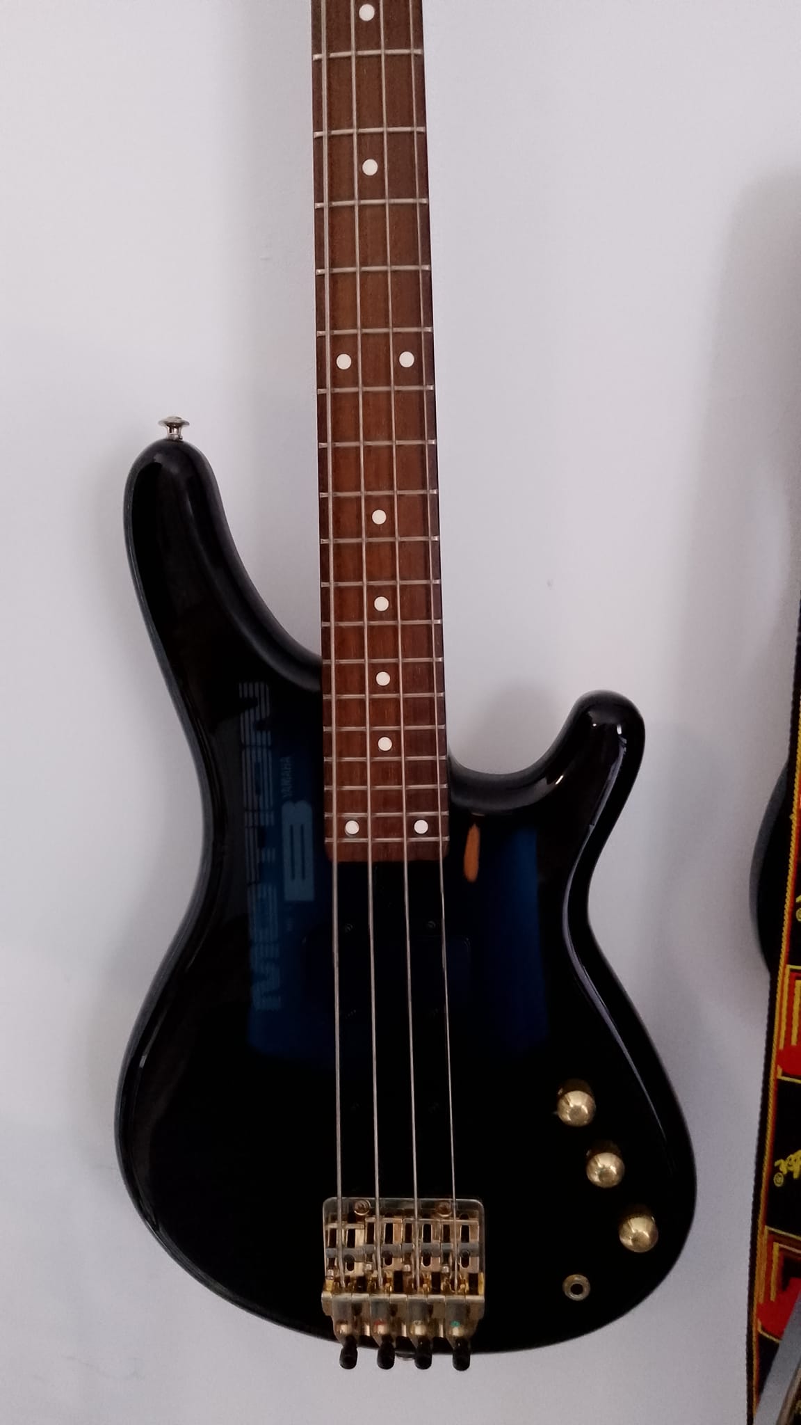 Yamaha Motion B-MB40. Medium scale. String through. Gotoh hardware