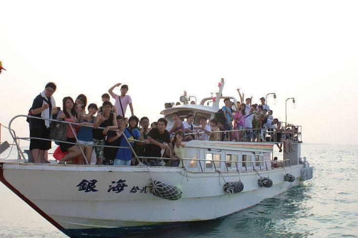 小蘋菓租車旅遊 - 哈燒澎湖遊系列 行程三 費用包含: ※民宿住宿2晚 ※3天2夜本島重型機車(不含油) ※海洋牧場+半潛艇行程(澎湖灣海上 ...
