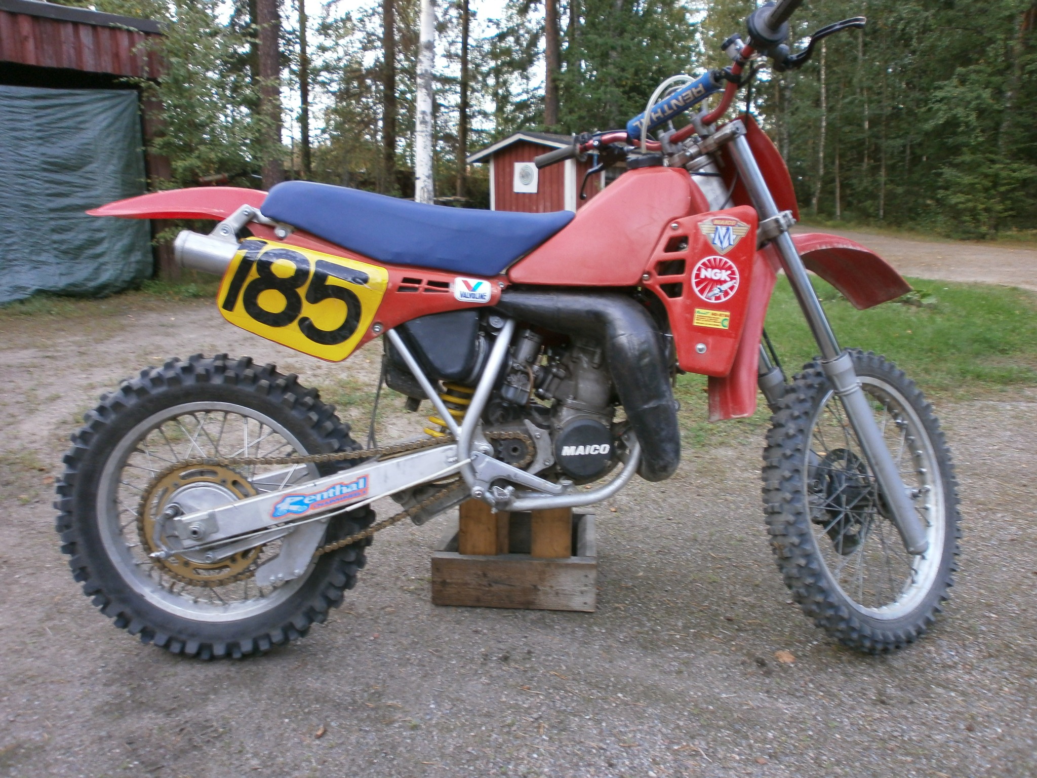 My 1985 250cc Maico with wrong color number plates.