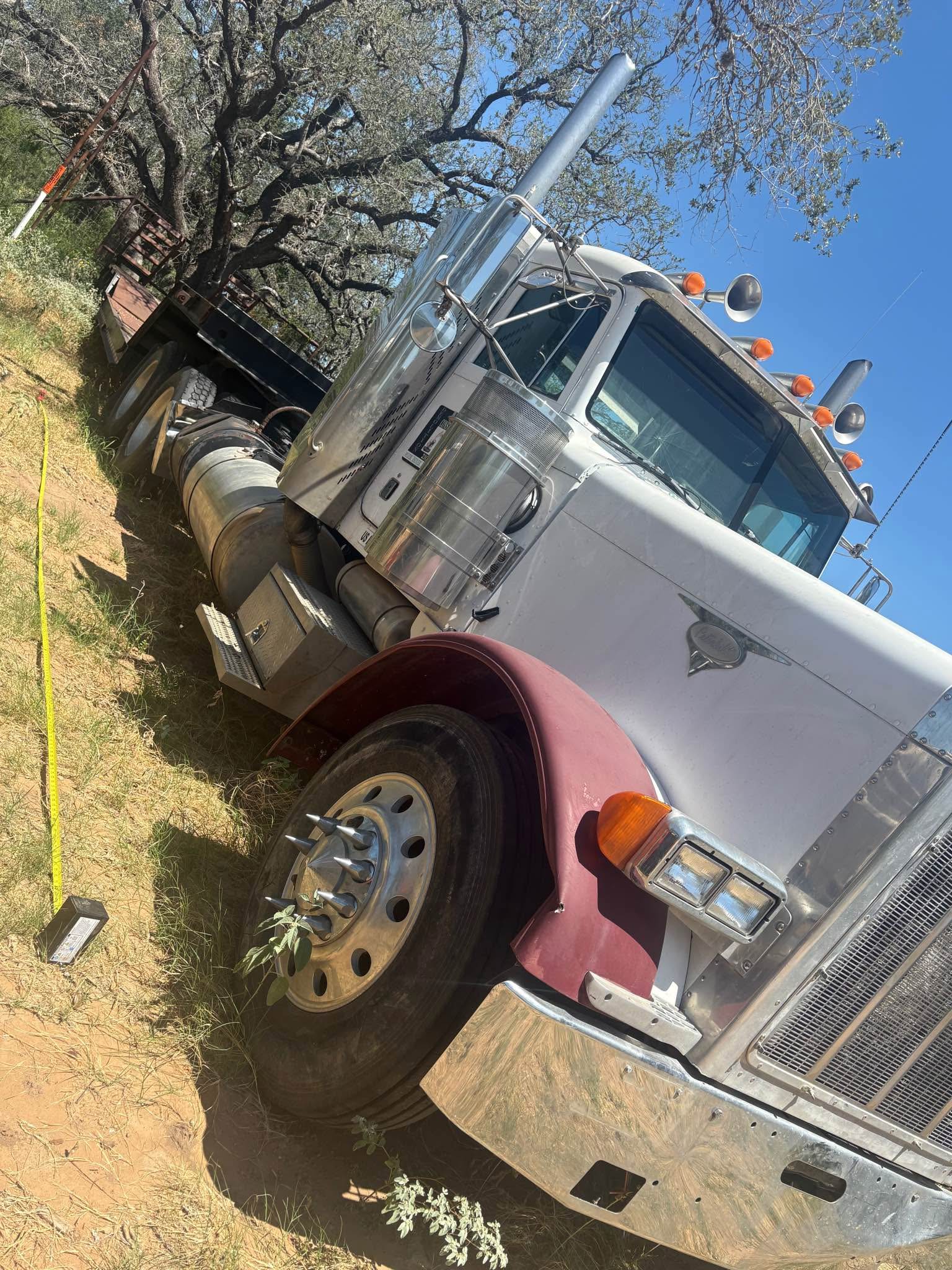 Peterbilt 379 WITH 35-ton trailer with ramps