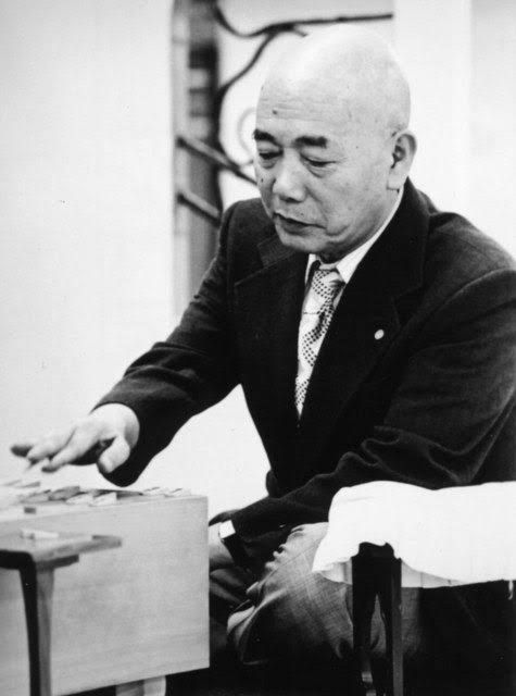 鶴田浩二 1924年12月6日生まれ 1987年6月16日没、享年62。 静岡県出身